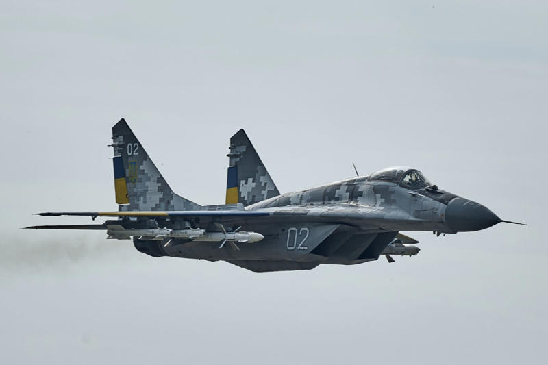 ロシア領内に対する空爆, 一個部隊をまるごと失ったロシア軍, 破壊されたロシア軍司令部, 排除された特殊部隊, MANPADを運用する兵士を排除, 威力を発揮する西側諸国製の兵器, GBU-39が使用された別の例, ウクライナ空軍とドローン部隊が連携, ウクライナ軍のMiG-29戦闘機がGBU39を3発投下, フライング・スカル部隊のコメント, 「3発のGBU-39でケリがついた」, 着弾する瞬間の映像, ドローンによる偵察の重要性, ウクライナ軍の能力向上, 発見次第、破壊する必要, ロシア軍にとって、重要なドローン整備基地, GBU-39の使用も注目ポイント, 以前は仏製AASMが多用されていた, 航空機にたくさん搭載できる, ソ連時代のプラットフォームを改造するウクライナ軍, 偵察用ドローンと爆撃機の組み合わせ