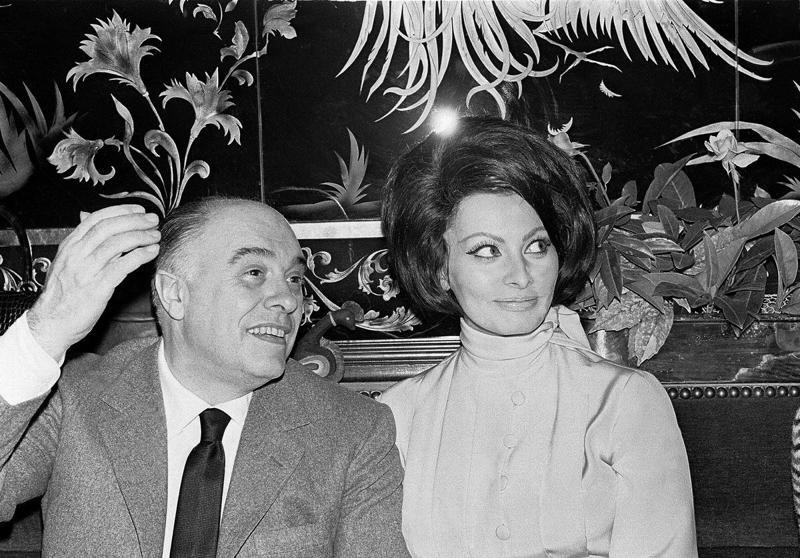 1960: Sammy Davis Jr. and May Britt, 1960: Princess Margaret and Antony Armstrong-Jones, 1960: Eartha Kitt and John William McDonald , 1961: Frank Robinson and Barbara Ann Cole, 1961: Ginger Rogers and William Marshall, 1961: Aretha Franklin and Ted White, 1962: Nancy Kwan and Peter Pock, 1962: Don Juan Carlos of Spain and Princess Sophia of Greece and Denmark, 1962: Jack Lemmon and Felicia Farr, 1963: Tony Curtis and Christine Kaufmann, 1963: Frank Budd and Barbara Jordan , 1963: Betty White and Allen Ludden, 1963: Desi Arnaz and Edith Mack Hirsch, 1963: Terry O'Neill and Vera Day, 1963: Paul Anka and Anne De Zogheb, 1964: Elizabeth Taylor and Richard Burton, 1964: Serge Gainsbourg and Françoise Pancrazzi, 1964: Peter Sellers and Britt Ekland, 1964: Ethel Merman and Ernest Borgnine, 1964: Tippi Hedren and Noel Marshall, 1965: Jane Birkin and John Barry, 1965: Catherine Deneuve and David Bailey, 1965: Johnny Hallyday and Sylvie Vartan, 1965: Ringo Starr and Maureen Cox, 1966: Pelé and Rosemeri dos Reis Cholbi, 1966: Frank Sinatra and Mia Farrow, 1966: Sophia Loren and Carlo Ponti, 1966: George Harrison and Pattie Boyd, 1966: Brigitte Bardot and Gunter Sachs, 1967: Jane Fonda and Roger Vadim, 1967: Raquel Welch and Patrick Curtis, 1967: Liza Minnelli and Peter Allen, 1967: Elvis Presley and Priscilla Beaulieu, 1968: Jacqueline Kennedy and Aristotle Onassis, 1968: Wayne Newton and Elaine Okamura, 1969: Judy Garland and Mickey Deans, 1969: John Lennon and Yoko Ono, 1969: Audrey Hepburn and Andrea Dotti, 1969: Linda Eastman and Paul McCartney , 1969: Lulu and Maurice Gibb, 1969: Roger Moore and Luisa Mattioli