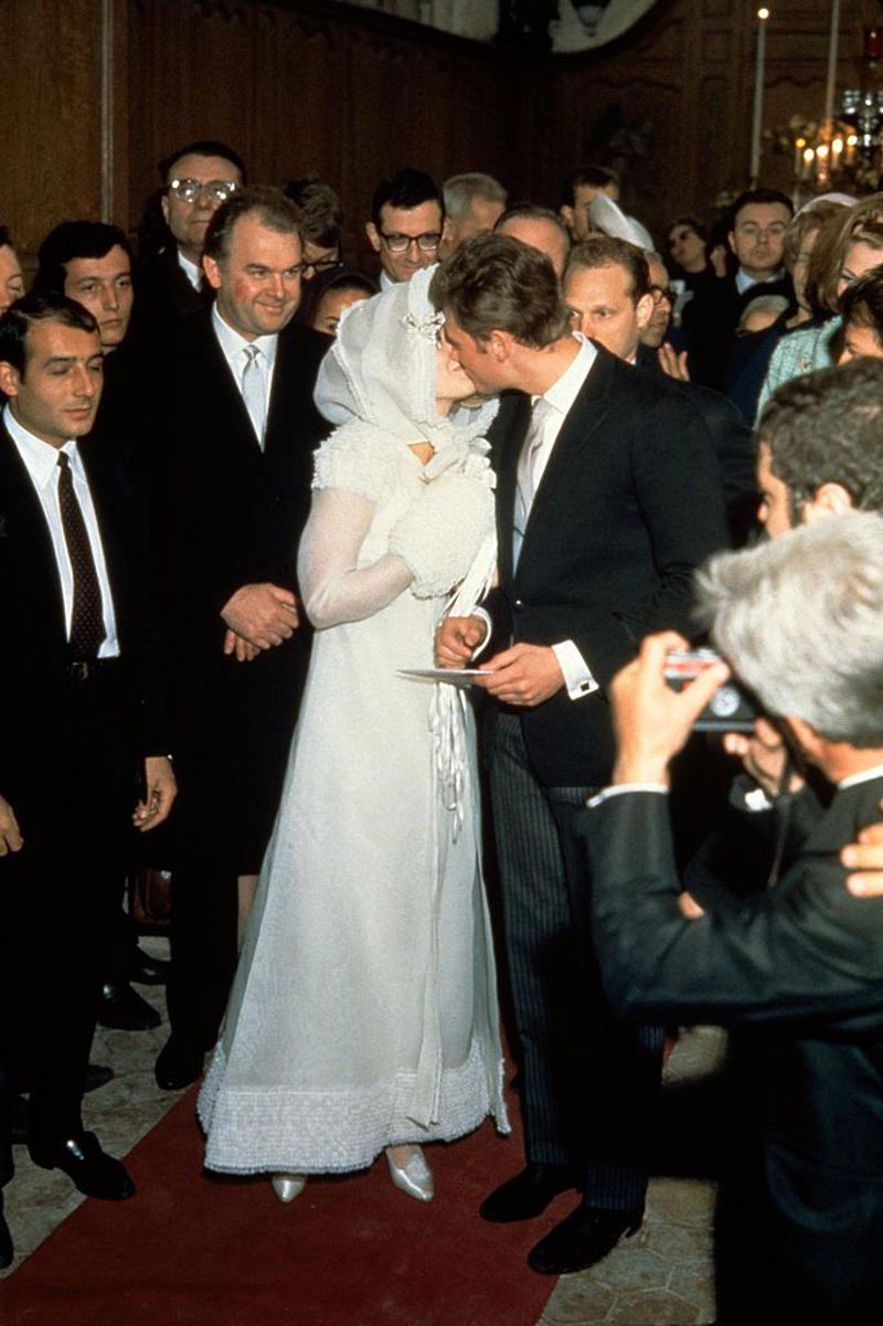 1960: Sammy Davis Jr. and May Britt, 1960: Princess Margaret and Antony Armstrong-Jones, 1960: Eartha Kitt and John William McDonald , 1961: Frank Robinson and Barbara Ann Cole, 1961: Ginger Rogers and William Marshall, 1961: Aretha Franklin and Ted White, 1962: Nancy Kwan and Peter Pock, 1962: Don Juan Carlos of Spain and Princess Sophia of Greece and Denmark, 1962: Jack Lemmon and Felicia Farr, 1963: Tony Curtis and Christine Kaufmann, 1963: Frank Budd and Barbara Jordan , 1963: Betty White and Allen Ludden, 1963: Desi Arnaz and Edith Mack Hirsch, 1963: Terry O'Neill and Vera Day, 1963: Paul Anka and Anne De Zogheb, 1964: Elizabeth Taylor and Richard Burton, 1964: Serge Gainsbourg and Françoise Pancrazzi, 1964: Peter Sellers and Britt Ekland, 1964: Ethel Merman and Ernest Borgnine, 1964: Tippi Hedren and Noel Marshall, 1965: Jane Birkin and John Barry, 1965: Catherine Deneuve and David Bailey, 1965: Johnny Hallyday and Sylvie Vartan, 1965: Ringo Starr and Maureen Cox, 1966: Pelé and Rosemeri dos Reis Cholbi, 1966: Frank Sinatra and Mia Farrow, 1966: Sophia Loren and Carlo Ponti, 1966: George Harrison and Pattie Boyd, 1966: Brigitte Bardot and Gunter Sachs, 1967: Jane Fonda and Roger Vadim, 1967: Raquel Welch and Patrick Curtis, 1967: Liza Minnelli and Peter Allen, 1967: Elvis Presley and Priscilla Beaulieu, 1968: Jacqueline Kennedy and Aristotle Onassis, 1968: Wayne Newton and Elaine Okamura, 1969: Judy Garland and Mickey Deans, 1969: John Lennon and Yoko Ono, 1969: Audrey Hepburn and Andrea Dotti, 1969: Linda Eastman and Paul McCartney , 1969: Lulu and Maurice Gibb, 1969: Roger Moore and Luisa Mattioli