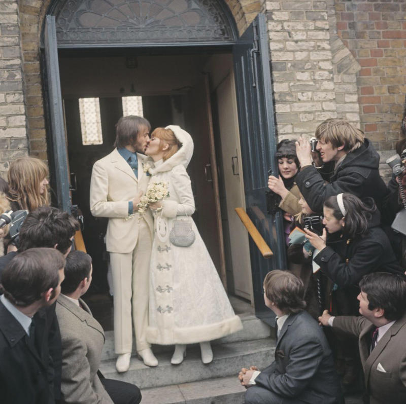 1960: Sammy Davis Jr. and May Britt, 1960: Princess Margaret and Antony Armstrong-Jones, 1960: Eartha Kitt and John William McDonald , 1961: Frank Robinson and Barbara Ann Cole, 1961: Ginger Rogers and William Marshall, 1961: Aretha Franklin and Ted White, 1962: Nancy Kwan and Peter Pock, 1962: Don Juan Carlos of Spain and Princess Sophia of Greece and Denmark, 1962: Jack Lemmon and Felicia Farr, 1963: Tony Curtis and Christine Kaufmann, 1963: Frank Budd and Barbara Jordan , 1963: Betty White and Allen Ludden, 1963: Desi Arnaz and Edith Mack Hirsch, 1963: Terry O'Neill and Vera Day, 1963: Paul Anka and Anne De Zogheb, 1964: Elizabeth Taylor and Richard Burton, 1964: Serge Gainsbourg and Françoise Pancrazzi, 1964: Peter Sellers and Britt Ekland, 1964: Ethel Merman and Ernest Borgnine, 1964: Tippi Hedren and Noel Marshall, 1965: Jane Birkin and John Barry, 1965: Catherine Deneuve and David Bailey, 1965: Johnny Hallyday and Sylvie Vartan, 1965: Ringo Starr and Maureen Cox, 1966: Pelé and Rosemeri dos Reis Cholbi, 1966: Frank Sinatra and Mia Farrow, 1966: Sophia Loren and Carlo Ponti, 1966: George Harrison and Pattie Boyd, 1966: Brigitte Bardot and Gunter Sachs, 1967: Jane Fonda and Roger Vadim, 1967: Raquel Welch and Patrick Curtis, 1967: Liza Minnelli and Peter Allen, 1967: Elvis Presley and Priscilla Beaulieu, 1968: Jacqueline Kennedy and Aristotle Onassis, 1968: Wayne Newton and Elaine Okamura, 1969: Judy Garland and Mickey Deans, 1969: John Lennon and Yoko Ono, 1969: Audrey Hepburn and Andrea Dotti, 1969: Linda Eastman and Paul McCartney , 1969: Lulu and Maurice Gibb, 1969: Roger Moore and Luisa Mattioli