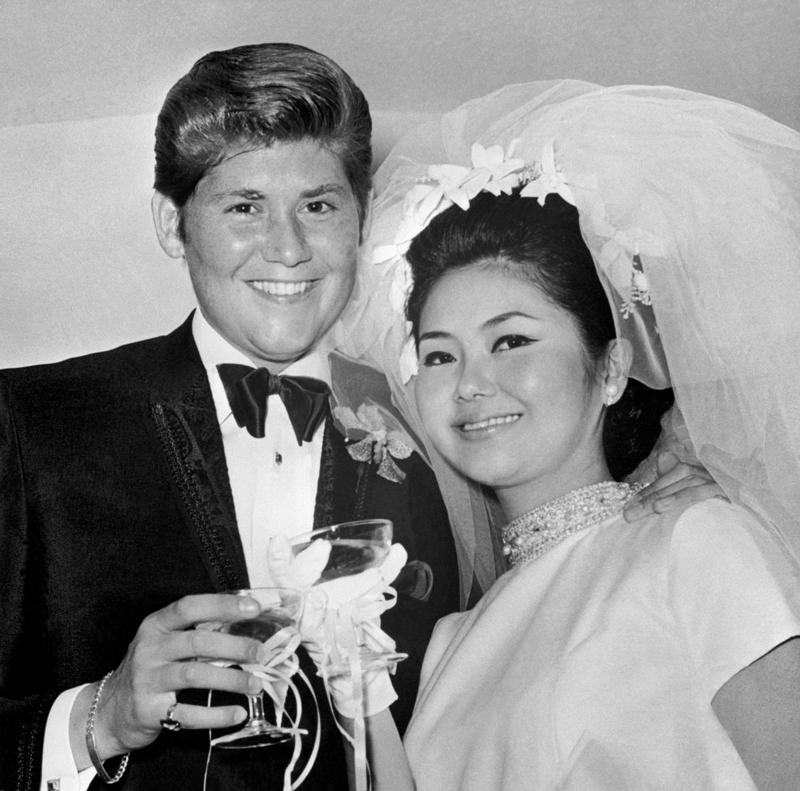 1960: Sammy Davis Jr. and May Britt, 1960: Princess Margaret and Antony Armstrong-Jones, 1960: Eartha Kitt and John William McDonald , 1961: Frank Robinson and Barbara Ann Cole, 1961: Ginger Rogers and William Marshall, 1961: Aretha Franklin and Ted White, 1962: Nancy Kwan and Peter Pock, 1962: Don Juan Carlos of Spain and Princess Sophia of Greece and Denmark, 1962: Jack Lemmon and Felicia Farr, 1963: Tony Curtis and Christine Kaufmann, 1963: Frank Budd and Barbara Jordan , 1963: Betty White and Allen Ludden, 1963: Desi Arnaz and Edith Mack Hirsch, 1963: Terry O'Neill and Vera Day, 1963: Paul Anka and Anne De Zogheb, 1964: Elizabeth Taylor and Richard Burton, 1964: Serge Gainsbourg and Françoise Pancrazzi, 1964: Peter Sellers and Britt Ekland, 1964: Ethel Merman and Ernest Borgnine, 1964: Tippi Hedren and Noel Marshall, 1965: Jane Birkin and John Barry, 1965: Catherine Deneuve and David Bailey, 1965: Johnny Hallyday and Sylvie Vartan, 1965: Ringo Starr and Maureen Cox, 1966: Pelé and Rosemeri dos Reis Cholbi, 1966: Frank Sinatra and Mia Farrow, 1966: Sophia Loren and Carlo Ponti, 1966: George Harrison and Pattie Boyd, 1966: Brigitte Bardot and Gunter Sachs, 1967: Jane Fonda and Roger Vadim, 1967: Raquel Welch and Patrick Curtis, 1967: Liza Minnelli and Peter Allen, 1967: Elvis Presley and Priscilla Beaulieu, 1968: Jacqueline Kennedy and Aristotle Onassis, 1968: Wayne Newton and Elaine Okamura, 1969: Judy Garland and Mickey Deans, 1969: John Lennon and Yoko Ono, 1969: Audrey Hepburn and Andrea Dotti, 1969: Linda Eastman and Paul McCartney , 1969: Lulu and Maurice Gibb, 1969: Roger Moore and Luisa Mattioli