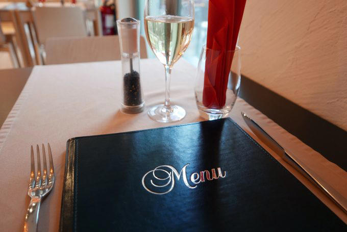 Know the warning signs, The menu is a mile long, The parking lot isn’t clean, The restaurant has too many “themes”, The staff appears disinterested, Their reviews are influencer-heavy, Everyone in the restaurant is a tourist, The restaurant smells, The bathroom is dirty, The kitchen is chaotic, The errors keep coming, The building is in a state of disrepair, The restaurant is empty, The menus are a mess, The diners aren’t happy, The food is jumbled on the plate