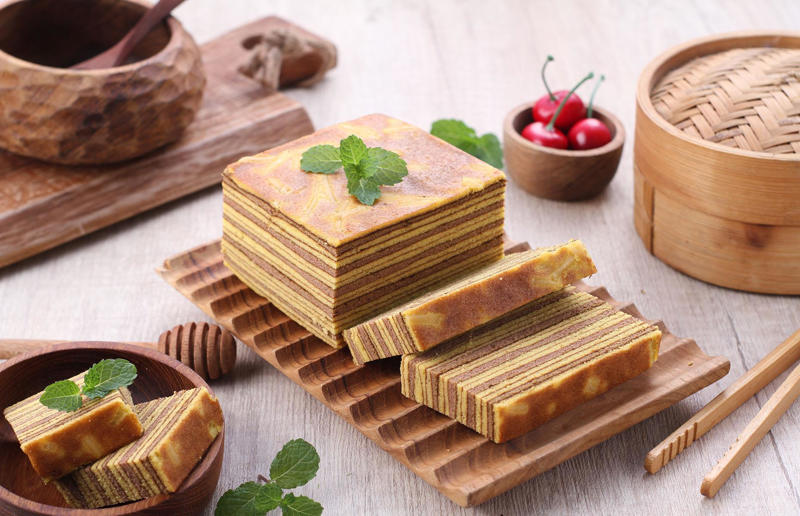 10. Lapis legit, Indonesia 44. Fondant fancies, England, UK, 43. Castella, Japan, 42. Parkin, England, UK, 41. German chocolate cake, USA, 40. Fraisier, France, 39. Amandine, Romania, 38. Barmbrack, Ireland, 37. Rigó Jancsi, Hungary, 36. Foi thong cake, Thailand, 35. Brigadeiro, Brazil, 34. Hummingbird cake, Jamaica, 33. King cake, USA, 32. Basbousa, Egypt, 31. Dundee cake, Scotland, UK, 30. Angel food cake, USA, 29. Rum cake, Caribbean, 28. Madeira cake, UK, 27. Ice cream cake, various locations, 26. Pineapple upside-down cake, USA, 25. Portokalopita, Greece, 24. Bienenstich, Germany, 23. Persian love cake, Iran, 22. Chajá, Uruguay, 21. Kvæfjordkake, Norway, 20. Tunnel of fudge cake, USA, 19. Malva pudding, South Africa, 18. Jamaican ginger cake, Jamaica and UK, 17. Medovik, Russia, 16. Funfetti cake, USA, 15. Lamingtons, Australia, 14. Battenberg, England, UK, 13. Sachertorte, Austria, 12. Opera cake, France, 11. Maple cake, Canada, 10. Lapis legit, Indonesia, 9. Swiss roll, Central Europe, 8. Banana bread, USA, 7. Lemon drizzle cake, England, UK, 6. Carrot cake, various locations, 5. Schwarzwälder Kirschtorte, Germany, 4. Tres leches cake, Latin America, 3. Victoria sponge, England, UK, 2. Red velvet cake, USA