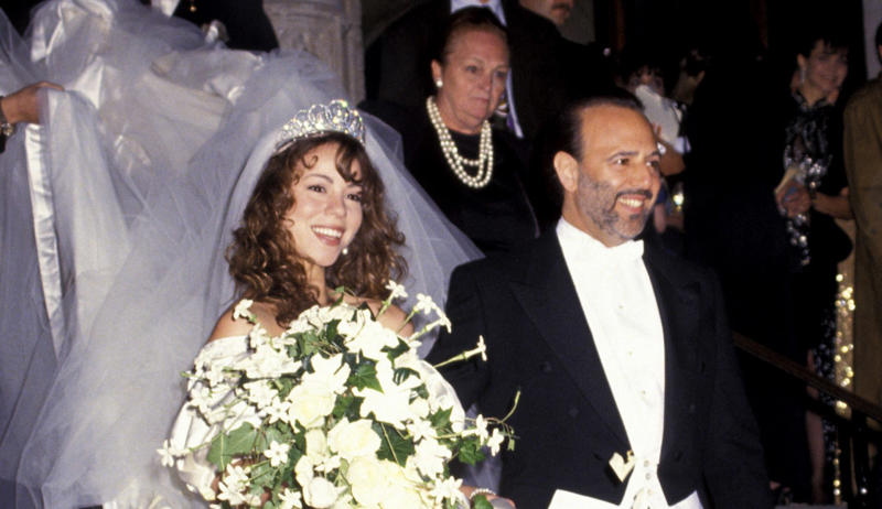 Mariah Carey: from Long Island to the world, Mariah Carey's childhood and adolescence, Family troubles, Her siblings don't want to be reminded of it, Breakthrough, Wedding of Mariah Carey and Tommy Mottola, A great voice, Hit albums from Mariah, Stars of the 90s: Mariah Carey and Whitney Houston, A Christmas muse, Physical change, Leaving Columbia, Glitter: failure, Luis Miguel and Mariah Carey: Latin romance, Mariah Carey's hospitalisation, Glitter's unfortunate release date, "An utter meltdown", Longing to be a Hollywood star, Farewell to her record company, Philantropist and activist, Mariah Carey's "comeback", 'We Belong Together', Movies: Tennessee (2008), Mariah Carey in 'Precious', No other movies, Mariah Carey and Nick Cannon, Two children, Mariah Carey's maturity, Songbird Supreme, Queen of Christmas, Viva Las Vegas!, A new love for Mariah Carey, They are both available, Mariah Carey's controversial memoir, Painful memories for her family, Mariah Carey responds to her siblings' lawsuits, The death of her sister and mother, An "inspiration" to others, A film about Mariah's life?