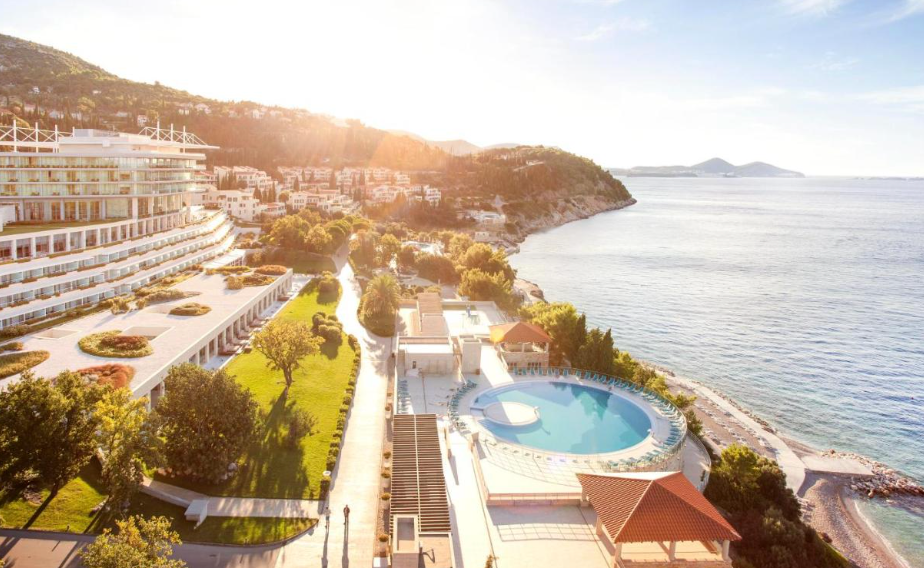 1. Le Dune Resort & Spa, 2. Peligoni Club, 3. La Zambra, 4. Sani Beach, 5. Victoria Jungfrau, 6. Hotel Club Le Crêt, 7. Sun Gardens Dubrovnik, 8. Creta Maris, Greece, 9. The Ritz-Carlton, Abama, 10. Onyria Quinta da Marinha Hotel, 11. Club Med Opio en Provence, 12. Nobu Hotel Ibiza Bay