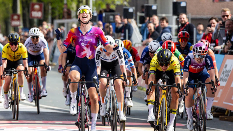 女子アムステルゴールドレースのエピローグ, 優勝争いのスプリントで、オランダのロレーナ・ウィーブスが早すぎるパフォーマンスを行なった。, ヴィーブスは、自分がライバルを大きく引き離していると思っていたが、左側にいた同胞のマリアンヌ・フォスに気づかなかった。, ウィーブスはフィニッシュまであと数メートルのところで歓喜のパフォーマンス。, ゴール直前でのヴォスが逆転した。, 一瞬の困惑の後、ウィーブスは自分の犯した重大なミスに気づいた。, オランダ人女性は苦い表情を隠せなかった。, マリアンヌ・フォスはチームメイトと笑い合った。, 強力なオランダ人チャンピオンにとっては、これがキャリア251勝目となる。, 間違いなく、最も特別な功績のひとつである。