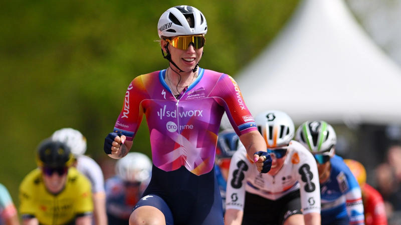 女子アムステルゴールドレースのエピローグ, 優勝争いのスプリントで、オランダのロレーナ・ウィーブスが早すぎるパフォーマンスを行なった。, ヴィーブスは、自分がライバルを大きく引き離していると思っていたが、左側にいた同胞のマリアンヌ・フォスに気づかなかった。, ウィーブスはフィニッシュまであと数メートルのところで歓喜のパフォーマンス。, ゴール直前でのヴォスが逆転した。, 一瞬の困惑の後、ウィーブスは自分の犯した重大なミスに気づいた。, オランダ人女性は苦い表情を隠せなかった。, マリアンヌ・フォスはチームメイトと笑い合った。, 強力なオランダ人チャンピオンにとっては、これがキャリア251勝目となる。, 間違いなく、最も特別な功績のひとつである。