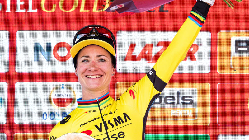女子アムステルゴールドレースのエピローグ, 優勝争いのスプリントで、オランダのロレーナ・ウィーブスが早すぎるパフォーマンスを行なった。, ヴィーブスは、自分がライバルを大きく引き離していると思っていたが、左側にいた同胞のマリアンヌ・フォスに気づかなかった。, ウィーブスはフィニッシュまであと数メートルのところで歓喜のパフォーマンス。, ゴール直前でのヴォスが逆転した。, 一瞬の困惑の後、ウィーブスは自分の犯した重大なミスに気づいた。, オランダ人女性は苦い表情を隠せなかった。, マリアンヌ・フォスはチームメイトと笑い合った。, 強力なオランダ人チャンピオンにとっては、これがキャリア251勝目となる。, 間違いなく、最も特別な功績のひとつである。