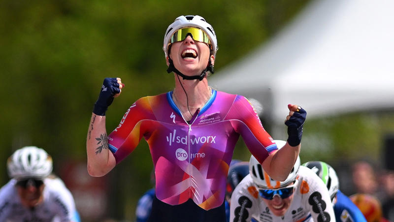 女子アムステルゴールドレースのエピローグ, 優勝争いのスプリントで、オランダのロレーナ・ウィーブスが早すぎるパフォーマンスを行なった。, ヴィーブスは、自分がライバルを大きく引き離していると思っていたが、左側にいた同胞のマリアンヌ・フォスに気づかなかった。, ウィーブスはフィニッシュまであと数メートルのところで歓喜のパフォーマンス。, ゴール直前でのヴォスが逆転した。, 一瞬の困惑の後、ウィーブスは自分の犯した重大なミスに気づいた。, オランダ人女性は苦い表情を隠せなかった。, マリアンヌ・フォスはチームメイトと笑い合った。, 強力なオランダ人チャンピオンにとっては、これがキャリア251勝目となる。, 間違いなく、最も特別な功績のひとつである。