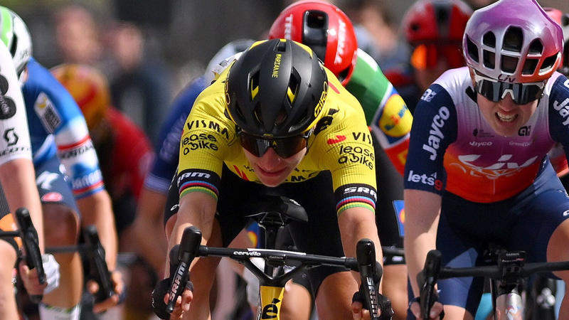 女子アムステルゴールドレースのエピローグ, 優勝争いのスプリントで、オランダのロレーナ・ウィーブスが早すぎるパフォーマンスを行なった。, ヴィーブスは、自分がライバルを大きく引き離していると思っていたが、左側にいた同胞のマリアンヌ・フォスに気づかなかった。, ウィーブスはフィニッシュまであと数メートルのところで歓喜のパフォーマンス。, ゴール直前でのヴォスが逆転した。, 一瞬の困惑の後、ウィーブスは自分の犯した重大なミスに気づいた。, オランダ人女性は苦い表情を隠せなかった。, マリアンヌ・フォスはチームメイトと笑い合った。, 強力なオランダ人チャンピオンにとっては、これがキャリア251勝目となる。, 間違いなく、最も特別な功績のひとつである。