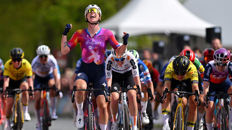 女子アムステルゴールドレースのエピローグ, 優勝争いのスプリントで、オランダのロレーナ・ウィーブスが早すぎるパフォーマンスを行なった。, ヴィーブスは、自分がライバルを大きく引き離していると思っていたが、左側にいた同胞のマリアンヌ・フォスに気づかなかった。, ウィーブスはフィニッシュまであと数メートルのところで歓喜のパフォーマンス。, ゴール直前でのヴォスが逆転した。, 一瞬の困惑の後、ウィーブスは自分の犯した重大なミスに気づいた。, オランダ人女性は苦い表情を隠せなかった。, マリアンヌ・フォスはチームメイトと笑い合った。, 強力なオランダ人チャンピオンにとっては、これがキャリア251勝目となる。, 間違いなく、最も特別な功績のひとつである。
