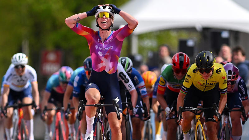 女子アムステルゴールドレースのエピローグ, 優勝争いのスプリントで、オランダのロレーナ・ウィーブスが早すぎるパフォーマンスを行なった。, ヴィーブスは、自分がライバルを大きく引き離していると思っていたが、左側にいた同胞のマリアンヌ・フォスに気づかなかった。, ウィーブスはフィニッシュまであと数メートルのところで歓喜のパフォーマンス。, ゴール直前でのヴォスが逆転した。, 一瞬の困惑の後、ウィーブスは自分の犯した重大なミスに気づいた。, オランダ人女性は苦い表情を隠せなかった。, マリアンヌ・フォスはチームメイトと笑い合った。, 強力なオランダ人チャンピオンにとっては、これがキャリア251勝目となる。, 間違いなく、最も特別な功績のひとつである。