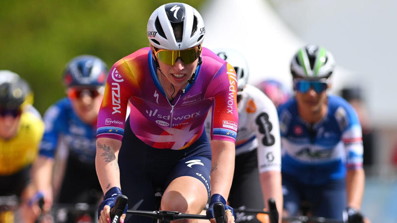 女子アムステルゴールドレースのエピローグ, 優勝争いのスプリントで、オランダのロレーナ・ウィーブスが早すぎるパフォーマンスを行なった。, ヴィーブスは、自分がライバルを大きく引き離していると思っていたが、左側にいた同胞のマリアンヌ・フォスに気づかなかった。, ウィーブスはフィニッシュまであと数メートルのところで歓喜のパフォーマンス。, ゴール直前でのヴォスが逆転した。, 一瞬の困惑の後、ウィーブスは自分の犯した重大なミスに気づいた。, オランダ人女性は苦い表情を隠せなかった。, マリアンヌ・フォスはチームメイトと笑い合った。, 強力なオランダ人チャンピオンにとっては、これがキャリア251勝目となる。, 間違いなく、最も特別な功績のひとつである。