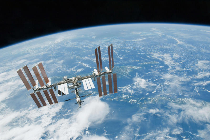 国際宇宙ステーション, 軌道上でモジュールを連結, 2000年以降は宇宙飛行士が滞在, 公転周期は1時間半, 国際宇宙ステーションが捉えた地球の姿, 国際宇宙ステーションの全容, ミッション中の宇宙飛行士, 宇宙から見た地球, 宇宙から見たカリブ海, コロラド州の地形, 宇宙から見た夜景, アマゾン川の河口, エジプトのピラミッド, 国際宇宙ステーションが捉えた台風の目, 広大なチベット高原, 宇宙から見下ろす雪山, 遥か彼方まで広がる砂漠, 2030年には運用停止