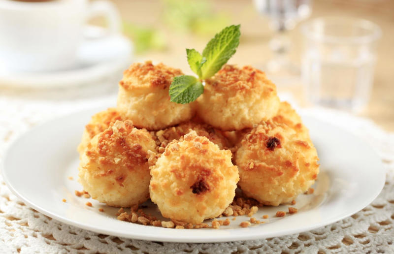 Coconut macaroons Sugary-sweet air fryer treats, Berry crumble, Chocolate fondant, Nectarine galette, Profiteroles, 'Baked' peaches, Strawberry and cream tartlets, Baked pears in honey, S'mores cookies, Cinnamon French toast, Coconut macaroons, Blackened bananas, 'Grilled' pineapple, Banana bread, Amaretti biscuits, Chocolate chip cookies, Oat and raisin bars, Blueberry muffins, Snickerdoodles, Banana chips, Shortbread