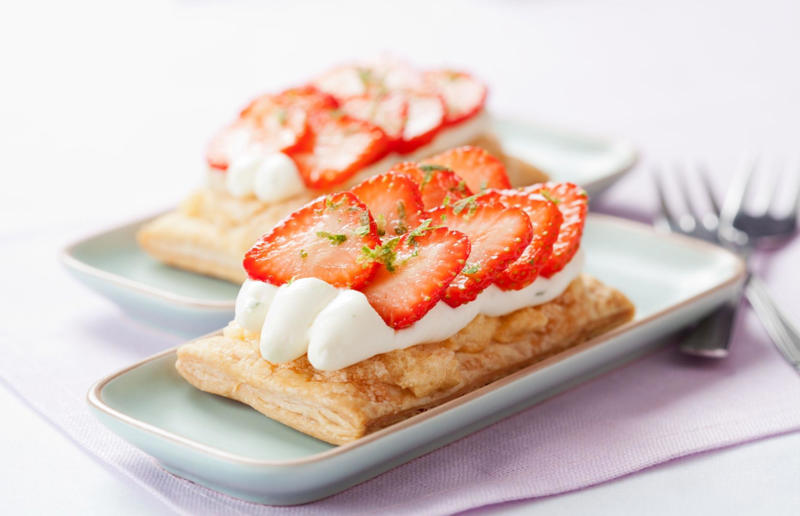 Strawberry and cream tartlets Sugary-sweet air fryer treats, Berry crumble, Chocolate fondant, Nectarine galette, Profiteroles, 'Baked' peaches, Strawberry and cream tartlets, Baked pears in honey, S'mores cookies, Cinnamon French toast, Coconut macaroons, Blackened bananas, 'Grilled' pineapple, Banana bread, Amaretti biscuits, Chocolate chip cookies, Oat and raisin bars, Blueberry muffins, Snickerdoodles, Banana chips, Shortbread
