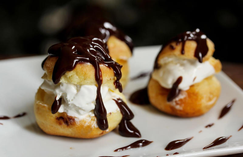 Profiteroles Sugary-sweet air fryer treats, Berry crumble, Chocolate fondant, Nectarine galette, Profiteroles, 'Baked' peaches, Strawberry and cream tartlets, Baked pears in honey, S'mores cookies, Cinnamon French toast, Coconut macaroons, Blackened bananas, 'Grilled' pineapple, Banana bread, Amaretti biscuits, Chocolate chip cookies, Oat and raisin bars, Blueberry muffins, Snickerdoodles, Banana chips, Shortbread