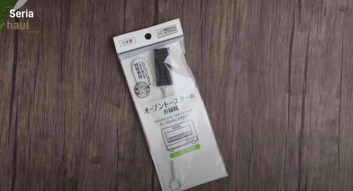 セリアの「オーブントースタークリーナー」は特殊素材で汚れが落とせる！, 「オーブントースタークリーナー」の使い方, セリアの「オーブントースタークリーナー」の価格, セリアの「オーブントースタークリーナー」のサイズ, セリアの「オーブントースタークリーナー」の耐熱温度, セリアの「オーブントースタークリーナー」の売り場はどこ？, ガンコな汚れが付いているトースターにセリアの「オーブントースタークリーナー」を使うには？
