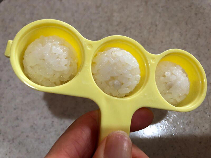 ダイソーのおにぎりメーカーに関する良い口コミ：お弁当作りや赤ちゃんの離乳食用に便利, ダイソーのおにぎりメーカーに関する悪い口コミ：「売ってない」「在庫がない」などの投稿が多数, 【ダイソーのおにぎりメーカー1】振るだけで小さい丸型おにぎりを3個作れる「ふりふりごはんボール」  , 【ダイソーのおにぎりメーカー2】一度に2個のおにぎりができる「かんたんおにぎり器」, 【ダイソーのおにぎりメーカー3】小さめ＆大きいサイズのおにぎりが作れる「おにぎり器　三角大小セット」, 【ダイソーのおにぎりメーカー4】 THREEPPY（スリーピー）でも買える！一度に6個作れる300円の「おにぎりメーカー」, ダイソーのおにぎりメーカーの売り場は？お店のどこに売ってる？, THREEPPYで売ってる300円のおにぎりメーカーはダイソーにも売ってる？, ダイソーのおにぎりメーカーは食洗機で洗える？, ダイソーのおにぎりメーカーにご飯がくっつく、取れないときの対処法・使い方のコツは？, ダイソーにはシリコン製のおにぎりメーカーもある？, ダイソーのおにぎりメーカーは冷凍庫で保管できる？, 100均のダイソーでは俵型のおにぎりメーカーや幕の内押し型も販売されている？, ニトリにもおにぎりメーカーは販売されている？
