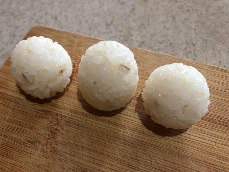 ダイソーのおにぎりメーカーに関する良い口コミ：お弁当作りや赤ちゃんの離乳食用に便利, ダイソーのおにぎりメーカーに関する悪い口コミ：「売ってない」「在庫がない」などの投稿が多数, 【ダイソーのおにぎりメーカー1】振るだけで小さい丸型おにぎりを3個作れる「ふりふりごはんボール」  , 【ダイソーのおにぎりメーカー2】一度に2個のおにぎりができる「かんたんおにぎり器」, 【ダイソーのおにぎりメーカー3】小さめ＆大きいサイズのおにぎりが作れる「おにぎり器　三角大小セット」, 【ダイソーのおにぎりメーカー4】 THREEPPY（スリーピー）でも買える！一度に6個作れる300円の「おにぎりメーカー」, ダイソーのおにぎりメーカーの売り場は？お店のどこに売ってる？, THREEPPYで売ってる300円のおにぎりメーカーはダイソーにも売ってる？, ダイソーのおにぎりメーカーは食洗機で洗える？, ダイソーのおにぎりメーカーにご飯がくっつく、取れないときの対処法・使い方のコツは？, ダイソーにはシリコン製のおにぎりメーカーもある？, ダイソーのおにぎりメーカーは冷凍庫で保管できる？, 100均のダイソーでは俵型のおにぎりメーカーや幕の内押し型も販売されている？, ニトリにもおにぎりメーカーは販売されている？