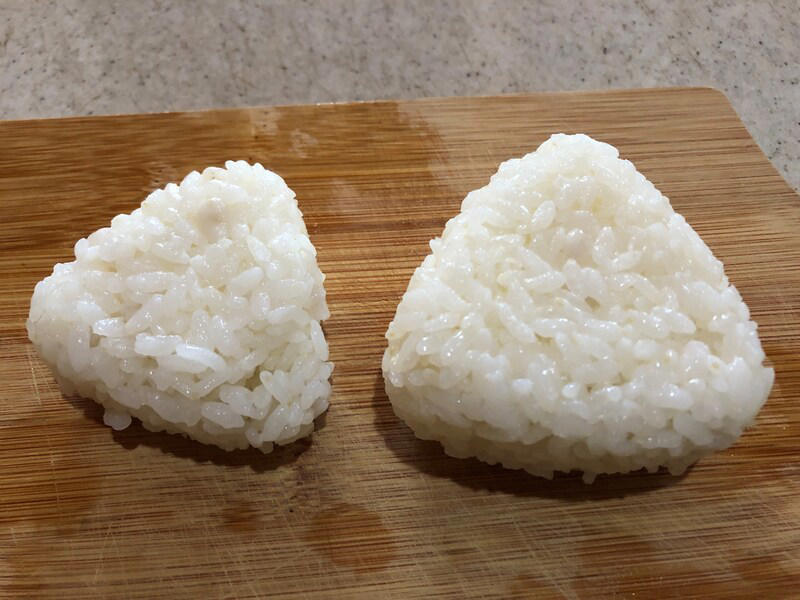 ダイソーのおにぎりメーカーに関する良い口コミ：お弁当作りや赤ちゃんの離乳食用に便利, ダイソーのおにぎりメーカーに関する悪い口コミ：「売ってない」「在庫がない」などの投稿が多数, 【ダイソーのおにぎりメーカー1】振るだけで小さい丸型おにぎりを3個作れる「ふりふりごはんボール」  , 【ダイソーのおにぎりメーカー2】一度に2個のおにぎりができる「かんたんおにぎり器」, 【ダイソーのおにぎりメーカー3】小さめ＆大きいサイズのおにぎりが作れる「おにぎり器　三角大小セット」, 【ダイソーのおにぎりメーカー4】 THREEPPY（スリーピー）でも買える！一度に6個作れる300円の「おにぎりメーカー」, ダイソーのおにぎりメーカーの売り場は？お店のどこに売ってる？, THREEPPYで売ってる300円のおにぎりメーカーはダイソーにも売ってる？, ダイソーのおにぎりメーカーは食洗機で洗える？, ダイソーのおにぎりメーカーにご飯がくっつく、取れないときの対処法・使い方のコツは？, ダイソーにはシリコン製のおにぎりメーカーもある？, ダイソーのおにぎりメーカーは冷凍庫で保管できる？, 100均のダイソーでは俵型のおにぎりメーカーや幕の内押し型も販売されている？, ニトリにもおにぎりメーカーは販売されている？