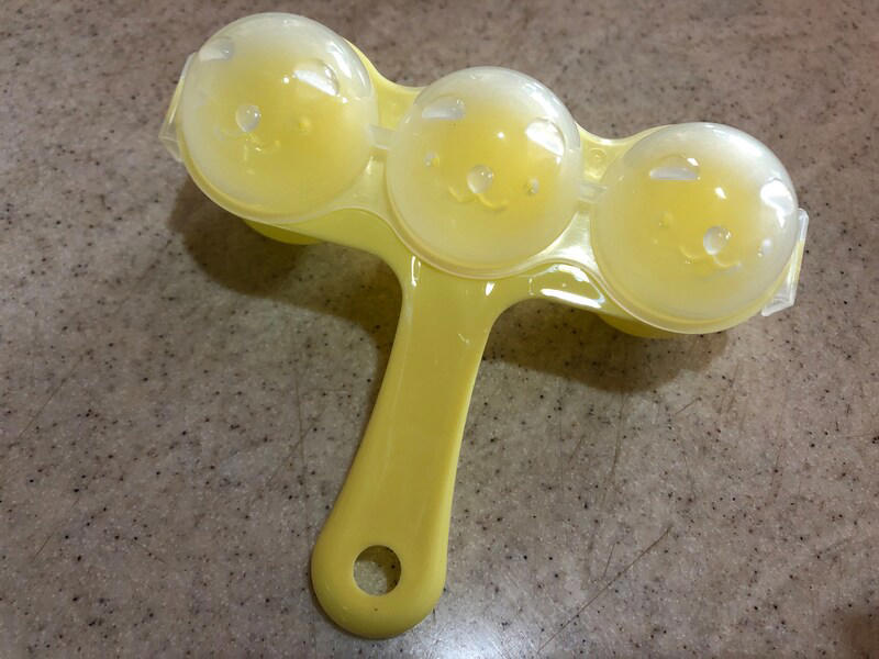 ダイソーのおにぎりメーカーに関する良い口コミ：お弁当作りや赤ちゃんの離乳食用に便利, ダイソーのおにぎりメーカーに関する悪い口コミ：「売ってない」「在庫がない」などの投稿が多数, 【ダイソーのおにぎりメーカー1】振るだけで小さい丸型おにぎりを3個作れる「ふりふりごはんボール」  , 【ダイソーのおにぎりメーカー2】一度に2個のおにぎりができる「かんたんおにぎり器」, 【ダイソーのおにぎりメーカー3】小さめ＆大きいサイズのおにぎりが作れる「おにぎり器　三角大小セット」, 【ダイソーのおにぎりメーカー4】 THREEPPY（スリーピー）でも買える！一度に6個作れる300円の「おにぎりメーカー」, ダイソーのおにぎりメーカーの売り場は？お店のどこに売ってる？, THREEPPYで売ってる300円のおにぎりメーカーはダイソーにも売ってる？, ダイソーのおにぎりメーカーは食洗機で洗える？, ダイソーのおにぎりメーカーにご飯がくっつく、取れないときの対処法・使い方のコツは？, ダイソーにはシリコン製のおにぎりメーカーもある？, ダイソーのおにぎりメーカーは冷凍庫で保管できる？, 100均のダイソーでは俵型のおにぎりメーカーや幕の内押し型も販売されている？, ニトリにもおにぎりメーカーは販売されている？