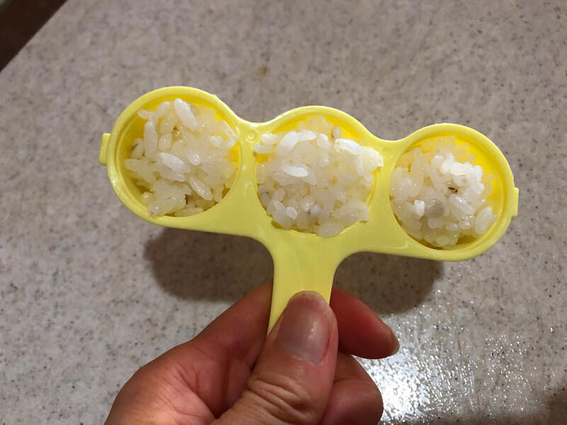 ダイソーのおにぎりメーカーに関する良い口コミ：お弁当作りや赤ちゃんの離乳食用に便利, ダイソーのおにぎりメーカーに関する悪い口コミ：「売ってない」「在庫がない」などの投稿が多数, 【ダイソーのおにぎりメーカー1】振るだけで小さい丸型おにぎりを3個作れる「ふりふりごはんボール」  , 【ダイソーのおにぎりメーカー2】一度に2個のおにぎりができる「かんたんおにぎり器」, 【ダイソーのおにぎりメーカー3】小さめ＆大きいサイズのおにぎりが作れる「おにぎり器　三角大小セット」, 【ダイソーのおにぎりメーカー4】 THREEPPY（スリーピー）でも買える！一度に6個作れる300円の「おにぎりメーカー」, ダイソーのおにぎりメーカーの売り場は？お店のどこに売ってる？, THREEPPYで売ってる300円のおにぎりメーカーはダイソーにも売ってる？, ダイソーのおにぎりメーカーは食洗機で洗える？, ダイソーのおにぎりメーカーにご飯がくっつく、取れないときの対処法・使い方のコツは？, ダイソーにはシリコン製のおにぎりメーカーもある？, ダイソーのおにぎりメーカーは冷凍庫で保管できる？, 100均のダイソーでは俵型のおにぎりメーカーや幕の内押し型も販売されている？, ニトリにもおにぎりメーカーは販売されている？
