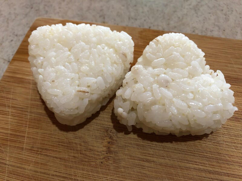 ダイソーのおにぎりメーカーに関する良い口コミ：お弁当作りや赤ちゃんの離乳食用に便利, ダイソーのおにぎりメーカーに関する悪い口コミ：「売ってない」「在庫がない」などの投稿が多数, 【ダイソーのおにぎりメーカー1】振るだけで小さい丸型おにぎりを3個作れる「ふりふりごはんボール」  , 【ダイソーのおにぎりメーカー2】一度に2個のおにぎりができる「かんたんおにぎり器」, 【ダイソーのおにぎりメーカー3】小さめ＆大きいサイズのおにぎりが作れる「おにぎり器　三角大小セット」, 【ダイソーのおにぎりメーカー4】 THREEPPY（スリーピー）でも買える！一度に6個作れる300円の「おにぎりメーカー」, ダイソーのおにぎりメーカーの売り場は？お店のどこに売ってる？, THREEPPYで売ってる300円のおにぎりメーカーはダイソーにも売ってる？, ダイソーのおにぎりメーカーは食洗機で洗える？, ダイソーのおにぎりメーカーにご飯がくっつく、取れないときの対処法・使い方のコツは？, ダイソーにはシリコン製のおにぎりメーカーもある？, ダイソーのおにぎりメーカーは冷凍庫で保管できる？, 100均のダイソーでは俵型のおにぎりメーカーや幕の内押し型も販売されている？, ニトリにもおにぎりメーカーは販売されている？