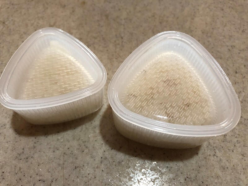ダイソーのおにぎりメーカーに関する良い口コミ：お弁当作りや赤ちゃんの離乳食用に便利, ダイソーのおにぎりメーカーに関する悪い口コミ：「売ってない」「在庫がない」などの投稿が多数, 【ダイソーのおにぎりメーカー1】振るだけで小さい丸型おにぎりを3個作れる「ふりふりごはんボール」  , 【ダイソーのおにぎりメーカー2】一度に2個のおにぎりができる「かんたんおにぎり器」, 【ダイソーのおにぎりメーカー3】小さめ＆大きいサイズのおにぎりが作れる「おにぎり器　三角大小セット」, 【ダイソーのおにぎりメーカー4】 THREEPPY（スリーピー）でも買える！一度に6個作れる300円の「おにぎりメーカー」, ダイソーのおにぎりメーカーの売り場は？お店のどこに売ってる？, THREEPPYで売ってる300円のおにぎりメーカーはダイソーにも売ってる？, ダイソーのおにぎりメーカーは食洗機で洗える？, ダイソーのおにぎりメーカーにご飯がくっつく、取れないときの対処法・使い方のコツは？, ダイソーにはシリコン製のおにぎりメーカーもある？, ダイソーのおにぎりメーカーは冷凍庫で保管できる？, 100均のダイソーでは俵型のおにぎりメーカーや幕の内押し型も販売されている？, ニトリにもおにぎりメーカーは販売されている？