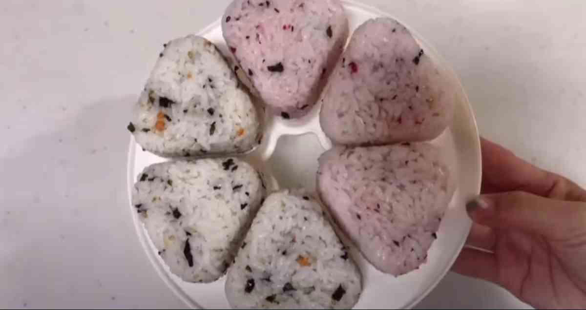 ダイソーのおにぎりメーカーに関する良い口コミ：お弁当作りや赤ちゃんの離乳食用に便利, ダイソーのおにぎりメーカーに関する悪い口コミ：「売ってない」「在庫がない」などの投稿が多数, 【ダイソーのおにぎりメーカー1】振るだけで小さい丸型おにぎりを3個作れる「ふりふりごはんボール」  , 【ダイソーのおにぎりメーカー2】一度に2個のおにぎりができる「かんたんおにぎり器」, 【ダイソーのおにぎりメーカー3】小さめ＆大きいサイズのおにぎりが作れる「おにぎり器　三角大小セット」, 【ダイソーのおにぎりメーカー4】 THREEPPY（スリーピー）でも買える！一度に6個作れる300円の「おにぎりメーカー」, ダイソーのおにぎりメーカーの売り場は？お店のどこに売ってる？, THREEPPYで売ってる300円のおにぎりメーカーはダイソーにも売ってる？, ダイソーのおにぎりメーカーは食洗機で洗える？, ダイソーのおにぎりメーカーにご飯がくっつく、取れないときの対処法・使い方のコツは？, ダイソーにはシリコン製のおにぎりメーカーもある？, ダイソーのおにぎりメーカーは冷凍庫で保管できる？, 100均のダイソーでは俵型のおにぎりメーカーや幕の内押し型も販売されている？, ニトリにもおにぎりメーカーは販売されている？