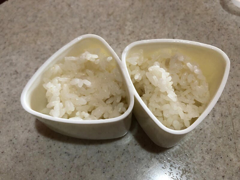 ダイソーのおにぎりメーカーに関する良い口コミ：お弁当作りや赤ちゃんの離乳食用に便利, ダイソーのおにぎりメーカーに関する悪い口コミ：「売ってない」「在庫がない」などの投稿が多数, 【ダイソーのおにぎりメーカー1】振るだけで小さい丸型おにぎりを3個作れる「ふりふりごはんボール」  , 【ダイソーのおにぎりメーカー2】一度に2個のおにぎりができる「かんたんおにぎり器」, 【ダイソーのおにぎりメーカー3】小さめ＆大きいサイズのおにぎりが作れる「おにぎり器　三角大小セット」, 【ダイソーのおにぎりメーカー4】 THREEPPY（スリーピー）でも買える！一度に6個作れる300円の「おにぎりメーカー」, ダイソーのおにぎりメーカーの売り場は？お店のどこに売ってる？, THREEPPYで売ってる300円のおにぎりメーカーはダイソーにも売ってる？, ダイソーのおにぎりメーカーは食洗機で洗える？, ダイソーのおにぎりメーカーにご飯がくっつく、取れないときの対処法・使い方のコツは？, ダイソーにはシリコン製のおにぎりメーカーもある？, ダイソーのおにぎりメーカーは冷凍庫で保管できる？, 100均のダイソーでは俵型のおにぎりメーカーや幕の内押し型も販売されている？, ニトリにもおにぎりメーカーは販売されている？