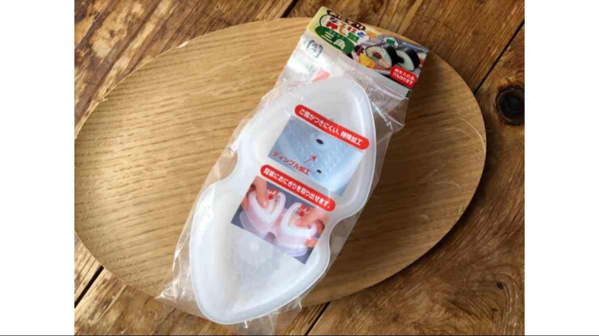 ダイソーのおにぎりメーカーに関する良い口コミ：お弁当作りや赤ちゃんの離乳食用に便利, ダイソーのおにぎりメーカーに関する悪い口コミ：「売ってない」「在庫がない」などの投稿が多数, 【ダイソーのおにぎりメーカー1】振るだけで小さい丸型おにぎりを3個作れる「ふりふりごはんボール」  , 【ダイソーのおにぎりメーカー2】一度に2個のおにぎりができる「かんたんおにぎり器」, 【ダイソーのおにぎりメーカー3】小さめ＆大きいサイズのおにぎりが作れる「おにぎり器　三角大小セット」, 【ダイソーのおにぎりメーカー4】 THREEPPY（スリーピー）でも買える！一度に6個作れる300円の「おにぎりメーカー」, ダイソーのおにぎりメーカーの売り場は？お店のどこに売ってる？, THREEPPYで売ってる300円のおにぎりメーカーはダイソーにも売ってる？, ダイソーのおにぎりメーカーは食洗機で洗える？, ダイソーのおにぎりメーカーにご飯がくっつく、取れないときの対処法・使い方のコツは？, ダイソーにはシリコン製のおにぎりメーカーもある？, ダイソーのおにぎりメーカーは冷凍庫で保管できる？, 100均のダイソーでは俵型のおにぎりメーカーや幕の内押し型も販売されている？, ニトリにもおにぎりメーカーは販売されている？