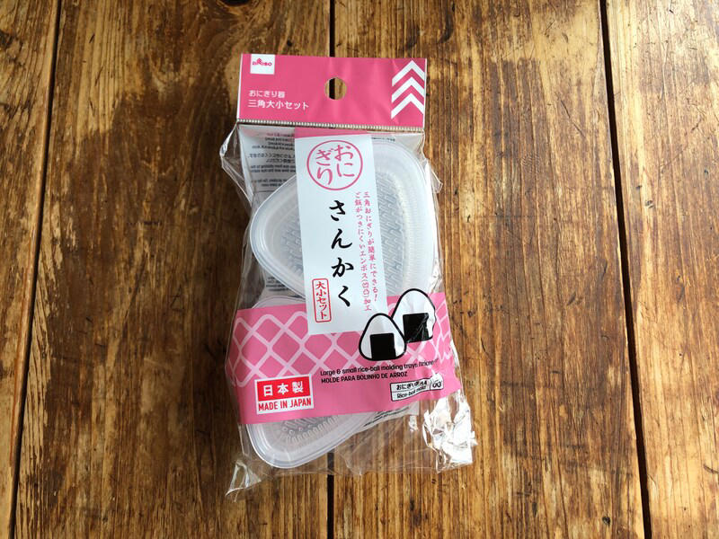 ダイソーのおにぎりメーカーに関する良い口コミ：お弁当作りや赤ちゃんの離乳食用に便利, ダイソーのおにぎりメーカーに関する悪い口コミ：「売ってない」「在庫がない」などの投稿が多数, 【ダイソーのおにぎりメーカー1】振るだけで小さい丸型おにぎりを3個作れる「ふりふりごはんボール」  , 【ダイソーのおにぎりメーカー2】一度に2個のおにぎりができる「かんたんおにぎり器」, 【ダイソーのおにぎりメーカー3】小さめ＆大きいサイズのおにぎりが作れる「おにぎり器　三角大小セット」, 【ダイソーのおにぎりメーカー4】 THREEPPY（スリーピー）でも買える！一度に6個作れる300円の「おにぎりメーカー」, ダイソーのおにぎりメーカーの売り場は？お店のどこに売ってる？, THREEPPYで売ってる300円のおにぎりメーカーはダイソーにも売ってる？, ダイソーのおにぎりメーカーは食洗機で洗える？, ダイソーのおにぎりメーカーにご飯がくっつく、取れないときの対処法・使い方のコツは？, ダイソーにはシリコン製のおにぎりメーカーもある？, ダイソーのおにぎりメーカーは冷凍庫で保管できる？, 100均のダイソーでは俵型のおにぎりメーカーや幕の内押し型も販売されている？, ニトリにもおにぎりメーカーは販売されている？