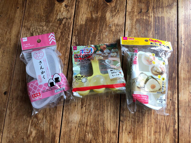 ダイソーのおにぎりメーカーに関する良い口コミ：お弁当作りや赤ちゃんの離乳食用に便利, ダイソーのおにぎりメーカーに関する悪い口コミ：「売ってない」「在庫がない」などの投稿が多数, 【ダイソーのおにぎりメーカー1】振るだけで小さい丸型おにぎりを3個作れる「ふりふりごはんボール」  , 【ダイソーのおにぎりメーカー2】一度に2個のおにぎりができる「かんたんおにぎり器」, 【ダイソーのおにぎりメーカー3】小さめ＆大きいサイズのおにぎりが作れる「おにぎり器　三角大小セット」, 【ダイソーのおにぎりメーカー4】 THREEPPY（スリーピー）でも買える！一度に6個作れる300円の「おにぎりメーカー」, ダイソーのおにぎりメーカーの売り場は？お店のどこに売ってる？, THREEPPYで売ってる300円のおにぎりメーカーはダイソーにも売ってる？, ダイソーのおにぎりメーカーは食洗機で洗える？, ダイソーのおにぎりメーカーにご飯がくっつく、取れないときの対処法・使い方のコツは？, ダイソーにはシリコン製のおにぎりメーカーもある？, ダイソーのおにぎりメーカーは冷凍庫で保管できる？, 100均のダイソーでは俵型のおにぎりメーカーや幕の内押し型も販売されている？, ニトリにもおにぎりメーカーは販売されている？