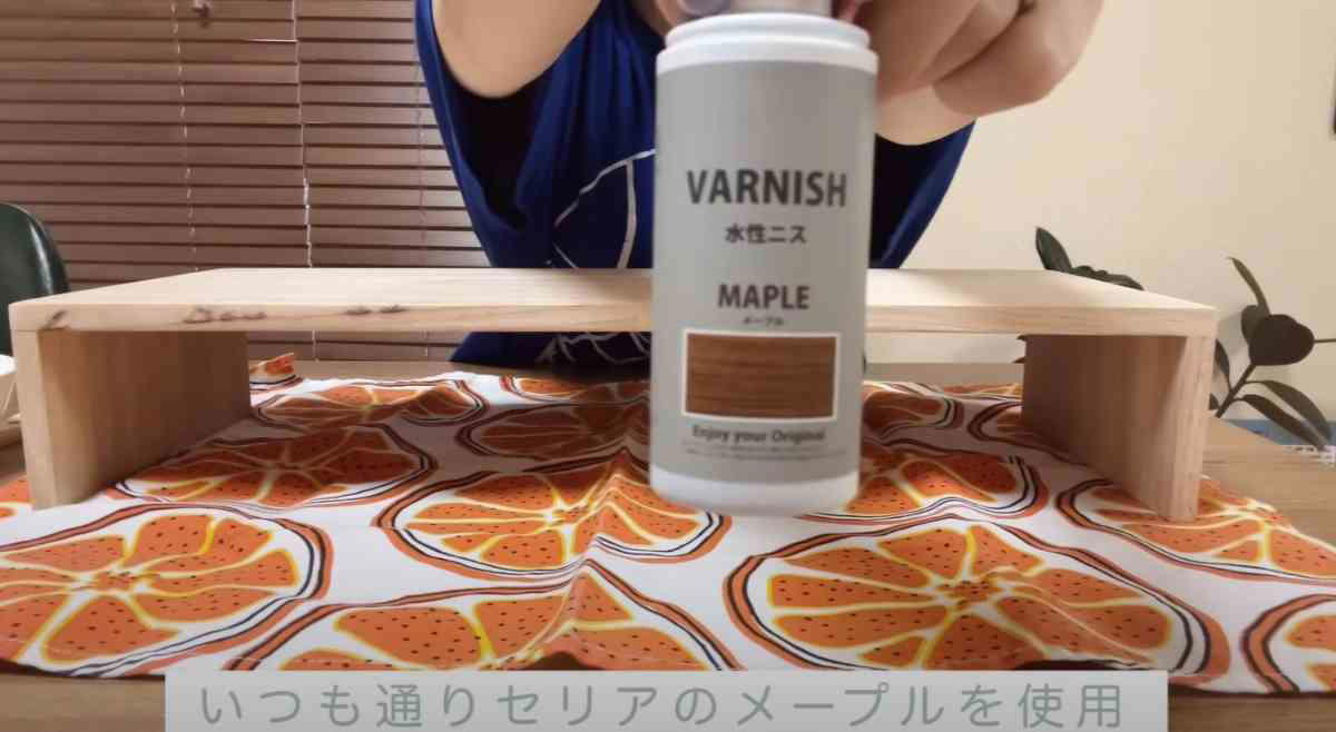 ダイソーの「パソコン用テーブル」はナチュラルな天然木のコの字ラック, ダイソーの「パソコン用テーブル」の価格・サイズ, セリアのニスを使ってペイント, ナプキン収納として活用, 食器棚として活用, ダイソーの「パソコン用テーブル」の売り場はどこ？, ダイソーの「パソコン用テーブル」の耐荷重は？, セリアにもパソコン用テーブルが売ってるって本当？