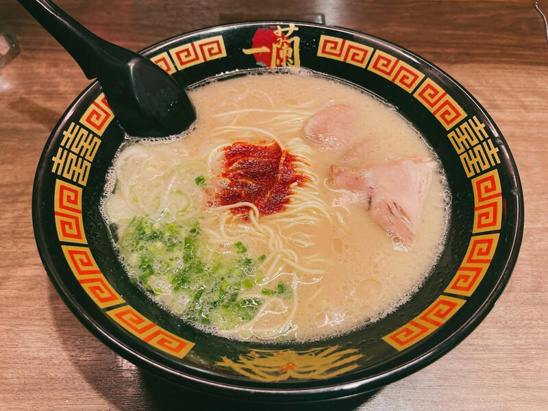 1.食券機で食券を購入する, 2.「空席案内板」を確認し、空いているカウンターに座る, 3.オーダー用紙に好みを記入・トッピングを選ぶ, 4.ボタンを押して注文する, 【一蘭のおすすめの頼み方1】だしの量が変わる「味の濃さ」, 【一蘭のおすすめの頼み方2】脂の量が変わる「こってり度」, 【一蘭のおすすめの頼み方3】辛さが欲しい人は「赤い秘伝のたれ」で調整, 【一蘭のおすすめの頼み方4】「麺のかたさ」はかため以上がおすすめ, 【一蘭のおすすめの頼み方5】ねぎ好きさんは「白ねぎ」「青ねぎ」両方に印を！, 一蘭の「天然とんこつラーメン」はクセのない美味しさ◎, 一蘭の替え玉は頼み方かんたん！ 1／2サイズも人気, 一蘭の「半熟塩ゆでたまご」は「煮込み焼豚皿」や「ごはん」と組み合わせても◎, 一蘭の「煮込み焼豚皿」はねぎたっぷりでより美味しい, 一蘭のデザート「抹茶杏仁豆腐」は知る人ぞ知る人気スイーツ, 一蘭は追加注文できる？, 一蘭の赤胡椒の頼み方はどうしたらできますか？, 一蘭で赤い秘伝のたれを20辛で頼む方法は？, 一蘭には子供は無料で食べられる「お子様ラーメン」があるって本当？ 頼み方は？, 一蘭の美味しい食べ方・オーダー用紙の記入例が見たい！, 一蘭で替え玉の頼み方はどうしたらいいですか？, 一蘭の替え玉やごはんを使ったカスタムメニューが知りたい！ みんなの頼み方は？ 口コミは？, 一蘭は女性や子供、初めての人でも大丈夫？, 一蘭では食べ終わったらそのまま帰っていいの？ ボタンを押す必要はある？, 一蘭ではおしゃべり、会話が禁止って本当？