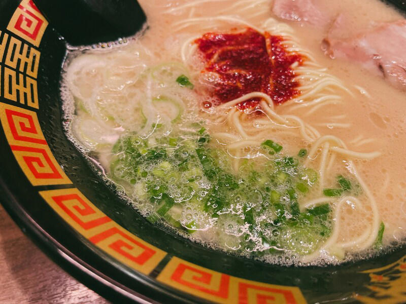 1.食券機で食券を購入する, 2.「空席案内板」を確認し、空いているカウンターに座る, 3.オーダー用紙に好みを記入・トッピングを選ぶ, 4.ボタンを押して注文する, 【一蘭のおすすめの頼み方1】だしの量が変わる「味の濃さ」, 【一蘭のおすすめの頼み方2】脂の量が変わる「こってり度」, 【一蘭のおすすめの頼み方3】辛さが欲しい人は「赤い秘伝のたれ」で調整, 【一蘭のおすすめの頼み方4】「麺のかたさ」はかため以上がおすすめ, 【一蘭のおすすめの頼み方5】ねぎ好きさんは「白ねぎ」「青ねぎ」両方に印を！, 一蘭の「天然とんこつラーメン」はクセのない美味しさ◎, 一蘭の替え玉は頼み方かんたん！ 1／2サイズも人気, 一蘭の「半熟塩ゆでたまご」は「煮込み焼豚皿」や「ごはん」と組み合わせても◎, 一蘭の「煮込み焼豚皿」はねぎたっぷりでより美味しい, 一蘭のデザート「抹茶杏仁豆腐」は知る人ぞ知る人気スイーツ, 一蘭は追加注文できる？, 一蘭の赤胡椒の頼み方はどうしたらできますか？, 一蘭で赤い秘伝のたれを20辛で頼む方法は？, 一蘭には子供は無料で食べられる「お子様ラーメン」があるって本当？ 頼み方は？, 一蘭の美味しい食べ方・オーダー用紙の記入例が見たい！, 一蘭で替え玉の頼み方はどうしたらいいですか？, 一蘭の替え玉やごはんを使ったカスタムメニューが知りたい！ みんなの頼み方は？ 口コミは？, 一蘭は女性や子供、初めての人でも大丈夫？, 一蘭では食べ終わったらそのまま帰っていいの？ ボタンを押す必要はある？, 一蘭ではおしゃべり、会話が禁止って本当？