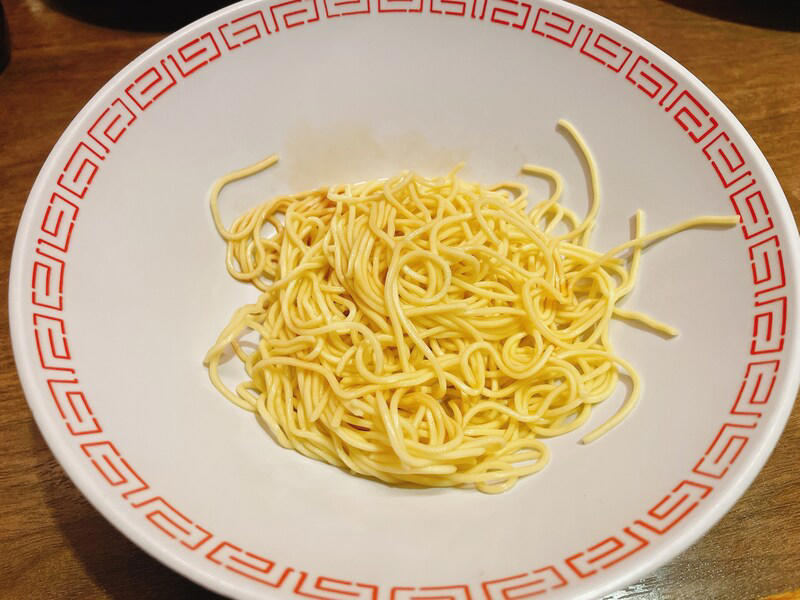 1.食券機で食券を購入する, 2.「空席案内板」を確認し、空いているカウンターに座る, 3.オーダー用紙に好みを記入・トッピングを選ぶ, 4.ボタンを押して注文する, 【一蘭のおすすめの頼み方1】だしの量が変わる「味の濃さ」, 【一蘭のおすすめの頼み方2】脂の量が変わる「こってり度」, 【一蘭のおすすめの頼み方3】辛さが欲しい人は「赤い秘伝のたれ」で調整, 【一蘭のおすすめの頼み方4】「麺のかたさ」はかため以上がおすすめ, 【一蘭のおすすめの頼み方5】ねぎ好きさんは「白ねぎ」「青ねぎ」両方に印を！, 一蘭の「天然とんこつラーメン」はクセのない美味しさ◎, 一蘭の替え玉は頼み方かんたん！ 1／2サイズも人気, 一蘭の「半熟塩ゆでたまご」は「煮込み焼豚皿」や「ごはん」と組み合わせても◎, 一蘭の「煮込み焼豚皿」はねぎたっぷりでより美味しい, 一蘭のデザート「抹茶杏仁豆腐」は知る人ぞ知る人気スイーツ, 一蘭は追加注文できる？, 一蘭の赤胡椒の頼み方はどうしたらできますか？, 一蘭で赤い秘伝のたれを20辛で頼む方法は？, 一蘭には子供は無料で食べられる「お子様ラーメン」があるって本当？ 頼み方は？, 一蘭の美味しい食べ方・オーダー用紙の記入例が見たい！, 一蘭で替え玉の頼み方はどうしたらいいですか？, 一蘭の替え玉やごはんを使ったカスタムメニューが知りたい！ みんなの頼み方は？ 口コミは？, 一蘭は女性や子供、初めての人でも大丈夫？, 一蘭では食べ終わったらそのまま帰っていいの？ ボタンを押す必要はある？, 一蘭ではおしゃべり、会話が禁止って本当？