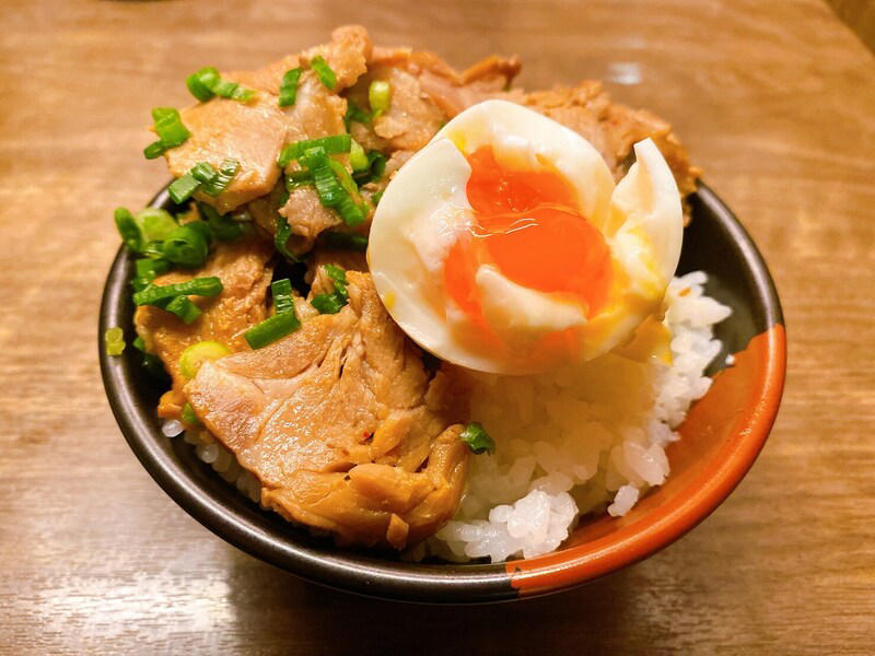 1.食券機で食券を購入する, 2.「空席案内板」を確認し、空いているカウンターに座る, 3.オーダー用紙に好みを記入・トッピングを選ぶ, 4.ボタンを押して注文する, 【一蘭のおすすめの頼み方1】だしの量が変わる「味の濃さ」, 【一蘭のおすすめの頼み方2】脂の量が変わる「こってり度」, 【一蘭のおすすめの頼み方3】辛さが欲しい人は「赤い秘伝のたれ」で調整, 【一蘭のおすすめの頼み方4】「麺のかたさ」はかため以上がおすすめ, 【一蘭のおすすめの頼み方5】ねぎ好きさんは「白ねぎ」「青ねぎ」両方に印を！, 一蘭の「天然とんこつラーメン」はクセのない美味しさ◎, 一蘭の替え玉は頼み方かんたん！ 1／2サイズも人気, 一蘭の「半熟塩ゆでたまご」は「煮込み焼豚皿」や「ごはん」と組み合わせても◎, 一蘭の「煮込み焼豚皿」はねぎたっぷりでより美味しい, 一蘭のデザート「抹茶杏仁豆腐」は知る人ぞ知る人気スイーツ, 一蘭は追加注文できる？, 一蘭の赤胡椒の頼み方はどうしたらできますか？, 一蘭で赤い秘伝のたれを20辛で頼む方法は？, 一蘭には子供は無料で食べられる「お子様ラーメン」があるって本当？ 頼み方は？, 一蘭の美味しい食べ方・オーダー用紙の記入例が見たい！, 一蘭で替え玉の頼み方はどうしたらいいですか？, 一蘭の替え玉やごはんを使ったカスタムメニューが知りたい！ みんなの頼み方は？ 口コミは？, 一蘭は女性や子供、初めての人でも大丈夫？, 一蘭では食べ終わったらそのまま帰っていいの？ ボタンを押す必要はある？, 一蘭ではおしゃべり、会話が禁止って本当？