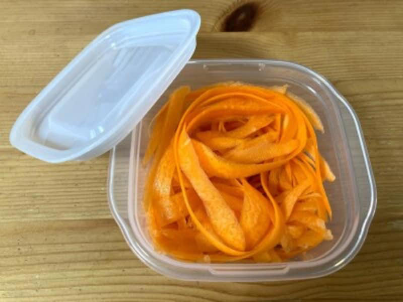 110円（税込）から購入できる圧倒的な安さ, 2.ダイソーのタッパーは容器の大きさ・種類も豊富で便利, 3.耐熱・耐冷性に優れさまざまな場面で使える, ダイソーのタッパーに関する良い口コミ, ダイソーのタッパーに関する悪い口コミ, 1.100均ダイソーのタッパー「楽ちんパックスクエア」は使い勝手抜群で洗いやすい！, 2.100均ダイソーのタッパー「レクタングルシール500」は密封性が優秀 , 3.100均ダイソーのタッパー「レクタングルシール1200」はおかず保存に便利な大きいサイズ , 4.100均ダイソーのタッパー「ガラスポット」は密閉に優れる, 5.100均ダイソーのタッパー「口の広いガラスポット」はピクルスに重宝 , 6.100均ダイソーのタッパー「キッチンフィット2クリア」は魚の温めに便利 , 7.100均ダイソーのタッパー「プチコンテナ」は細々とした食材の保存に！, 8.100均ダイソーのタッパー「レンジパック（エア弁付き）」はご飯の保存におすすめ, 9.100均ダイソーのタッパー「楽ちんパック浅型」は冷凍＆電子レンジOKの薄型タイプ , 10.100均ダイソーのタッパー「中身が見えるキャニスター」は透明度＆密封性◎, 11.100均ダイソーのタッパー「保存容器としても使えるお弁当箱」は液漏れしにくい！ , 12.100均ダイソーのタッパー「耐熱ガラス食器（正方形800ml）」はオーブンOK！カレーやキムチにも◎, 13.100均ダイソーのタッパー「クリアパック（300mL、3個）」は重ねられる！ , 14.100均ダイソーのタッパー「立てて置ける保存容器 小分け」, 15.100均ダイソーのタッパー「新鮮レンジパック、ロックタイプ（トイ・ストーリー）」はキャラクターデザインがかわいい, 16.100均ダイソーのタッパー「ミニパック角4P 100ml×4」は薄型ミニサイズの可愛い保存容器 , ダイソーでは底が深いタイプのタッパーもある？, ダイソーのタッパーの売り場はどこ？, ダイソーには電子レンジでパスタを作れるタッパーもある？, ダイソーでは洗いやすいタッパーはある？, ダイソーにはおにぎり用のタッパー・ケースもある？, ダイソーにはきゅうりの漬物を作れるタッパーもある？, ダイソーには折りたたみ可能なタッパーもある？