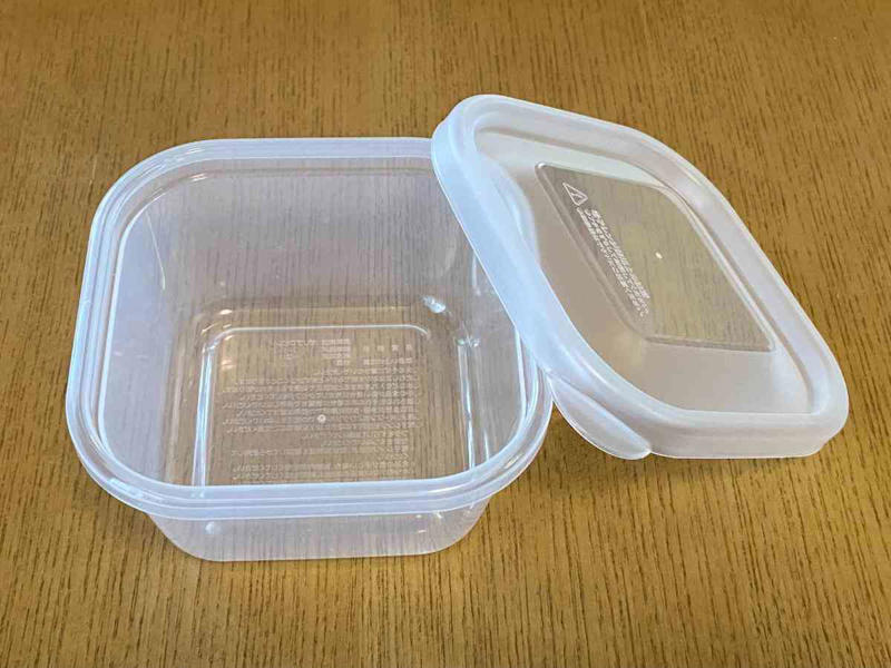 110円（税込）から購入できる圧倒的な安さ, 2.ダイソーのタッパーは容器の大きさ・種類も豊富で便利, 3.耐熱・耐冷性に優れさまざまな場面で使える, ダイソーのタッパーに関する良い口コミ, ダイソーのタッパーに関する悪い口コミ, 1.100均ダイソーのタッパー「楽ちんパックスクエア」は使い勝手抜群で洗いやすい！, 2.100均ダイソーのタッパー「レクタングルシール500」は密封性が優秀 , 3.100均ダイソーのタッパー「レクタングルシール1200」はおかず保存に便利な大きいサイズ , 4.100均ダイソーのタッパー「ガラスポット」は密閉に優れる, 5.100均ダイソーのタッパー「口の広いガラスポット」はピクルスに重宝 , 6.100均ダイソーのタッパー「キッチンフィット2クリア」は魚の温めに便利 , 7.100均ダイソーのタッパー「プチコンテナ」は細々とした食材の保存に！, 8.100均ダイソーのタッパー「レンジパック（エア弁付き）」はご飯の保存におすすめ, 9.100均ダイソーのタッパー「楽ちんパック浅型」は冷凍＆電子レンジOKの薄型タイプ , 10.100均ダイソーのタッパー「中身が見えるキャニスター」は透明度＆密封性◎, 11.100均ダイソーのタッパー「保存容器としても使えるお弁当箱」は液漏れしにくい！ , 12.100均ダイソーのタッパー「耐熱ガラス食器（正方形800ml）」はオーブンOK！カレーやキムチにも◎, 13.100均ダイソーのタッパー「クリアパック（300mL、3個）」は重ねられる！ , 14.100均ダイソーのタッパー「立てて置ける保存容器 小分け」, 15.100均ダイソーのタッパー「新鮮レンジパック、ロックタイプ（トイ・ストーリー）」はキャラクターデザインがかわいい, 16.100均ダイソーのタッパー「ミニパック角4P 100ml×4」は薄型ミニサイズの可愛い保存容器 , ダイソーでは底が深いタイプのタッパーもある？, ダイソーのタッパーの売り場はどこ？, ダイソーには電子レンジでパスタを作れるタッパーもある？, ダイソーでは洗いやすいタッパーはある？, ダイソーにはおにぎり用のタッパー・ケースもある？, ダイソーにはきゅうりの漬物を作れるタッパーもある？, ダイソーには折りたたみ可能なタッパーもある？