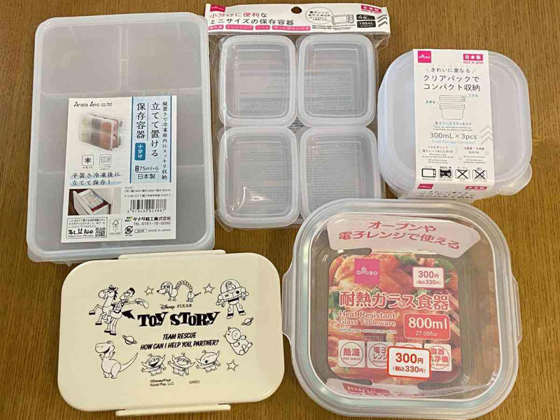 110円（税込）から購入できる圧倒的な安さ, 2.ダイソーのタッパーは容器の大きさ・種類も豊富で便利, 3.耐熱・耐冷性に優れさまざまな場面で使える, ダイソーのタッパーに関する良い口コミ, ダイソーのタッパーに関する悪い口コミ, 1.100均ダイソーのタッパー「楽ちんパックスクエア」は使い勝手抜群で洗いやすい！, 2.100均ダイソーのタッパー「レクタングルシール500」は密封性が優秀 , 3.100均ダイソーのタッパー「レクタングルシール1200」はおかず保存に便利な大きいサイズ , 4.100均ダイソーのタッパー「ガラスポット」は密閉に優れる, 5.100均ダイソーのタッパー「口の広いガラスポット」はピクルスに重宝 , 6.100均ダイソーのタッパー「キッチンフィット2クリア」は魚の温めに便利 , 7.100均ダイソーのタッパー「プチコンテナ」は細々とした食材の保存に！, 8.100均ダイソーのタッパー「レンジパック（エア弁付き）」はご飯の保存におすすめ, 9.100均ダイソーのタッパー「楽ちんパック浅型」は冷凍＆電子レンジOKの薄型タイプ , 10.100均ダイソーのタッパー「中身が見えるキャニスター」は透明度＆密封性◎, 11.100均ダイソーのタッパー「保存容器としても使えるお弁当箱」は液漏れしにくい！ , 12.100均ダイソーのタッパー「耐熱ガラス食器（正方形800ml）」はオーブンOK！カレーやキムチにも◎, 13.100均ダイソーのタッパー「クリアパック（300mL、3個）」は重ねられる！ , 14.100均ダイソーのタッパー「立てて置ける保存容器 小分け」, 15.100均ダイソーのタッパー「新鮮レンジパック、ロックタイプ（トイ・ストーリー）」はキャラクターデザインがかわいい, 16.100均ダイソーのタッパー「ミニパック角4P 100ml×4」は薄型ミニサイズの可愛い保存容器 , ダイソーでは底が深いタイプのタッパーもある？, ダイソーのタッパーの売り場はどこ？, ダイソーには電子レンジでパスタを作れるタッパーもある？, ダイソーでは洗いやすいタッパーはある？, ダイソーにはおにぎり用のタッパー・ケースもある？, ダイソーにはきゅうりの漬物を作れるタッパーもある？, ダイソーには折りたたみ可能なタッパーもある？