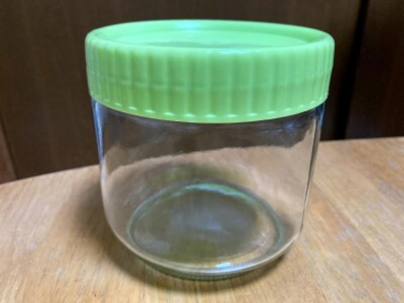 110円（税込）から購入できる圧倒的な安さ, 2.ダイソーのタッパーは容器の大きさ・種類も豊富で便利, 3.耐熱・耐冷性に優れさまざまな場面で使える, ダイソーのタッパーに関する良い口コミ, ダイソーのタッパーに関する悪い口コミ, 1.100均ダイソーのタッパー「楽ちんパックスクエア」は使い勝手抜群で洗いやすい！, 2.100均ダイソーのタッパー「レクタングルシール500」は密封性が優秀 , 3.100均ダイソーのタッパー「レクタングルシール1200」はおかず保存に便利な大きいサイズ , 4.100均ダイソーのタッパー「ガラスポット」は密閉に優れる, 5.100均ダイソーのタッパー「口の広いガラスポット」はピクルスに重宝 , 6.100均ダイソーのタッパー「キッチンフィット2クリア」は魚の温めに便利 , 7.100均ダイソーのタッパー「プチコンテナ」は細々とした食材の保存に！, 8.100均ダイソーのタッパー「レンジパック（エア弁付き）」はご飯の保存におすすめ, 9.100均ダイソーのタッパー「楽ちんパック浅型」は冷凍＆電子レンジOKの薄型タイプ , 10.100均ダイソーのタッパー「中身が見えるキャニスター」は透明度＆密封性◎, 11.100均ダイソーのタッパー「保存容器としても使えるお弁当箱」は液漏れしにくい！ , 12.100均ダイソーのタッパー「耐熱ガラス食器（正方形800ml）」はオーブンOK！カレーやキムチにも◎, 13.100均ダイソーのタッパー「クリアパック（300mL、3個）」は重ねられる！ , 14.100均ダイソーのタッパー「立てて置ける保存容器 小分け」, 15.100均ダイソーのタッパー「新鮮レンジパック、ロックタイプ（トイ・ストーリー）」はキャラクターデザインがかわいい, 16.100均ダイソーのタッパー「ミニパック角4P 100ml×4」は薄型ミニサイズの可愛い保存容器 , ダイソーでは底が深いタイプのタッパーもある？, ダイソーのタッパーの売り場はどこ？, ダイソーには電子レンジでパスタを作れるタッパーもある？, ダイソーでは洗いやすいタッパーはある？, ダイソーにはおにぎり用のタッパー・ケースもある？, ダイソーにはきゅうりの漬物を作れるタッパーもある？, ダイソーには折りたたみ可能なタッパーもある？