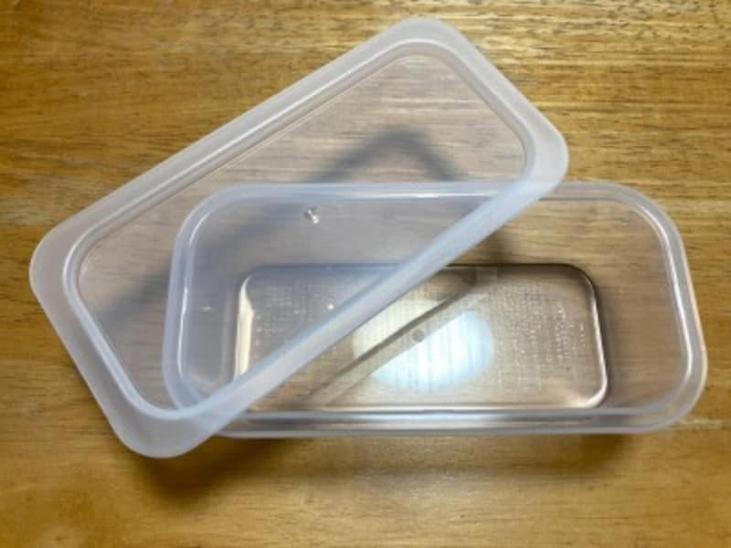 110円（税込）から購入できる圧倒的な安さ, 2.ダイソーのタッパーは容器の大きさ・種類も豊富で便利, 3.耐熱・耐冷性に優れさまざまな場面で使える, ダイソーのタッパーに関する良い口コミ, ダイソーのタッパーに関する悪い口コミ, 1.100均ダイソーのタッパー「楽ちんパックスクエア」は使い勝手抜群で洗いやすい！, 2.100均ダイソーのタッパー「レクタングルシール500」は密封性が優秀 , 3.100均ダイソーのタッパー「レクタングルシール1200」はおかず保存に便利な大きいサイズ , 4.100均ダイソーのタッパー「ガラスポット」は密閉に優れる, 5.100均ダイソーのタッパー「口の広いガラスポット」はピクルスに重宝 , 6.100均ダイソーのタッパー「キッチンフィット2クリア」は魚の温めに便利 , 7.100均ダイソーのタッパー「プチコンテナ」は細々とした食材の保存に！, 8.100均ダイソーのタッパー「レンジパック（エア弁付き）」はご飯の保存におすすめ, 9.100均ダイソーのタッパー「楽ちんパック浅型」は冷凍＆電子レンジOKの薄型タイプ , 10.100均ダイソーのタッパー「中身が見えるキャニスター」は透明度＆密封性◎, 11.100均ダイソーのタッパー「保存容器としても使えるお弁当箱」は液漏れしにくい！ , 12.100均ダイソーのタッパー「耐熱ガラス食器（正方形800ml）」はオーブンOK！カレーやキムチにも◎, 13.100均ダイソーのタッパー「クリアパック（300mL、3個）」は重ねられる！ , 14.100均ダイソーのタッパー「立てて置ける保存容器 小分け」, 15.100均ダイソーのタッパー「新鮮レンジパック、ロックタイプ（トイ・ストーリー）」はキャラクターデザインがかわいい, 16.100均ダイソーのタッパー「ミニパック角4P 100ml×4」は薄型ミニサイズの可愛い保存容器 , ダイソーでは底が深いタイプのタッパーもある？, ダイソーのタッパーの売り場はどこ？, ダイソーには電子レンジでパスタを作れるタッパーもある？, ダイソーでは洗いやすいタッパーはある？, ダイソーにはおにぎり用のタッパー・ケースもある？, ダイソーにはきゅうりの漬物を作れるタッパーもある？, ダイソーには折りたたみ可能なタッパーもある？