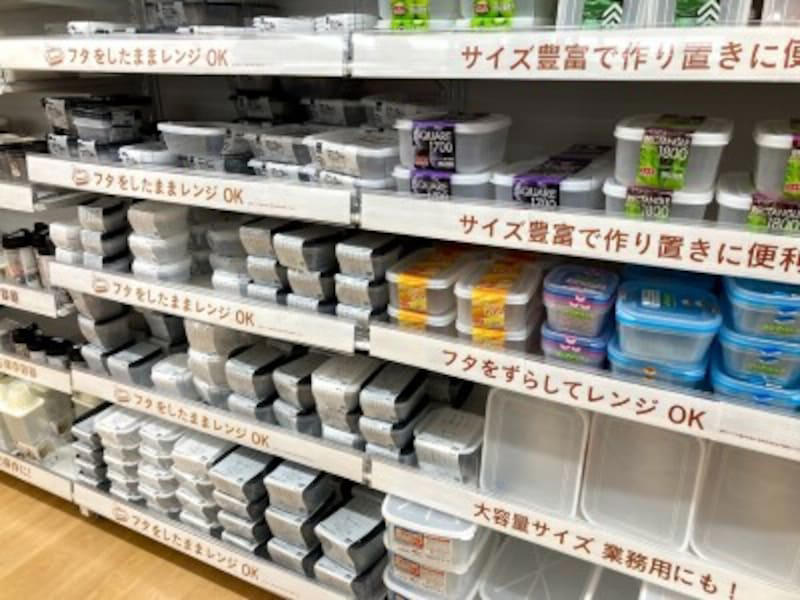 110円（税込）から購入できる圧倒的な安さ, 2.ダイソーのタッパーは容器の大きさ・種類も豊富で便利, 3.耐熱・耐冷性に優れさまざまな場面で使える, ダイソーのタッパーに関する良い口コミ, ダイソーのタッパーに関する悪い口コミ, 1.100均ダイソーのタッパー「楽ちんパックスクエア」は使い勝手抜群で洗いやすい！, 2.100均ダイソーのタッパー「レクタングルシール500」は密封性が優秀 , 3.100均ダイソーのタッパー「レクタングルシール1200」はおかず保存に便利な大きいサイズ , 4.100均ダイソーのタッパー「ガラスポット」は密閉に優れる, 5.100均ダイソーのタッパー「口の広いガラスポット」はピクルスに重宝 , 6.100均ダイソーのタッパー「キッチンフィット2クリア」は魚の温めに便利 , 7.100均ダイソーのタッパー「プチコンテナ」は細々とした食材の保存に！, 8.100均ダイソーのタッパー「レンジパック（エア弁付き）」はご飯の保存におすすめ, 9.100均ダイソーのタッパー「楽ちんパック浅型」は冷凍＆電子レンジOKの薄型タイプ , 10.100均ダイソーのタッパー「中身が見えるキャニスター」は透明度＆密封性◎, 11.100均ダイソーのタッパー「保存容器としても使えるお弁当箱」は液漏れしにくい！ , 12.100均ダイソーのタッパー「耐熱ガラス食器（正方形800ml）」はオーブンOK！カレーやキムチにも◎, 13.100均ダイソーのタッパー「クリアパック（300mL、3個）」は重ねられる！ , 14.100均ダイソーのタッパー「立てて置ける保存容器 小分け」, 15.100均ダイソーのタッパー「新鮮レンジパック、ロックタイプ（トイ・ストーリー）」はキャラクターデザインがかわいい, 16.100均ダイソーのタッパー「ミニパック角4P 100ml×4」は薄型ミニサイズの可愛い保存容器 , ダイソーでは底が深いタイプのタッパーもある？, ダイソーのタッパーの売り場はどこ？, ダイソーには電子レンジでパスタを作れるタッパーもある？, ダイソーでは洗いやすいタッパーはある？, ダイソーにはおにぎり用のタッパー・ケースもある？, ダイソーにはきゅうりの漬物を作れるタッパーもある？, ダイソーには折りたたみ可能なタッパーもある？