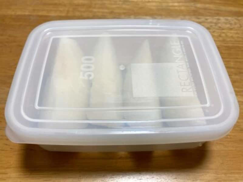 110円（税込）から購入できる圧倒的な安さ, 2.ダイソーのタッパーは容器の大きさ・種類も豊富で便利, 3.耐熱・耐冷性に優れさまざまな場面で使える, ダイソーのタッパーに関する良い口コミ, ダイソーのタッパーに関する悪い口コミ, 1.100均ダイソーのタッパー「楽ちんパックスクエア」は使い勝手抜群で洗いやすい！, 2.100均ダイソーのタッパー「レクタングルシール500」は密封性が優秀 , 3.100均ダイソーのタッパー「レクタングルシール1200」はおかず保存に便利な大きいサイズ , 4.100均ダイソーのタッパー「ガラスポット」は密閉に優れる, 5.100均ダイソーのタッパー「口の広いガラスポット」はピクルスに重宝 , 6.100均ダイソーのタッパー「キッチンフィット2クリア」は魚の温めに便利 , 7.100均ダイソーのタッパー「プチコンテナ」は細々とした食材の保存に！, 8.100均ダイソーのタッパー「レンジパック（エア弁付き）」はご飯の保存におすすめ, 9.100均ダイソーのタッパー「楽ちんパック浅型」は冷凍＆電子レンジOKの薄型タイプ , 10.100均ダイソーのタッパー「中身が見えるキャニスター」は透明度＆密封性◎, 11.100均ダイソーのタッパー「保存容器としても使えるお弁当箱」は液漏れしにくい！ , 12.100均ダイソーのタッパー「耐熱ガラス食器（正方形800ml）」はオーブンOK！カレーやキムチにも◎, 13.100均ダイソーのタッパー「クリアパック（300mL、3個）」は重ねられる！ , 14.100均ダイソーのタッパー「立てて置ける保存容器 小分け」, 15.100均ダイソーのタッパー「新鮮レンジパック、ロックタイプ（トイ・ストーリー）」はキャラクターデザインがかわいい, 16.100均ダイソーのタッパー「ミニパック角4P 100ml×4」は薄型ミニサイズの可愛い保存容器 , ダイソーでは底が深いタイプのタッパーもある？, ダイソーのタッパーの売り場はどこ？, ダイソーには電子レンジでパスタを作れるタッパーもある？, ダイソーでは洗いやすいタッパーはある？, ダイソーにはおにぎり用のタッパー・ケースもある？, ダイソーにはきゅうりの漬物を作れるタッパーもある？, ダイソーには折りたたみ可能なタッパーもある？