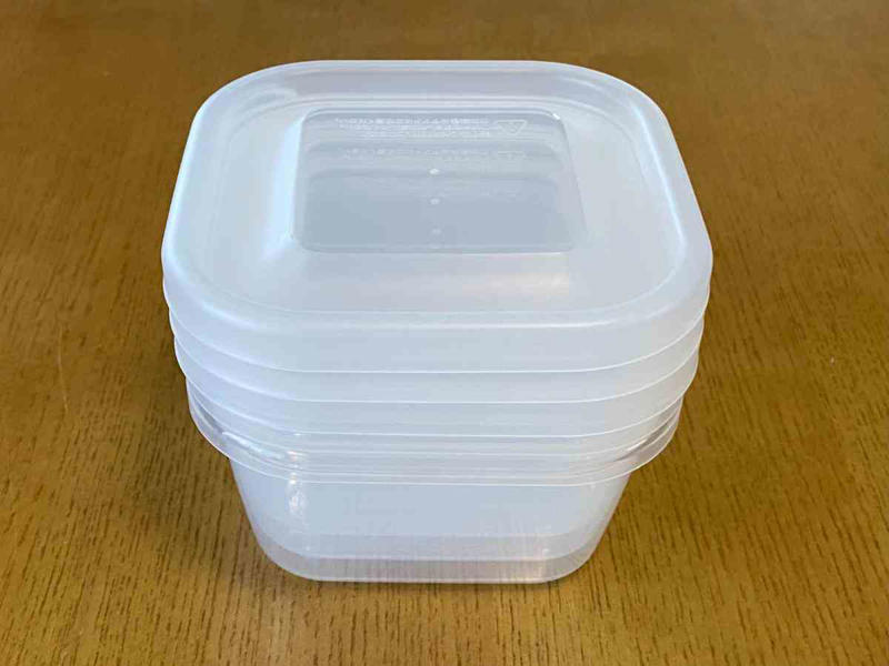 110円（税込）から購入できる圧倒的な安さ, 2.ダイソーのタッパーは容器の大きさ・種類も豊富で便利, 3.耐熱・耐冷性に優れさまざまな場面で使える, ダイソーのタッパーに関する良い口コミ, ダイソーのタッパーに関する悪い口コミ, 1.100均ダイソーのタッパー「楽ちんパックスクエア」は使い勝手抜群で洗いやすい！, 2.100均ダイソーのタッパー「レクタングルシール500」は密封性が優秀 , 3.100均ダイソーのタッパー「レクタングルシール1200」はおかず保存に便利な大きいサイズ , 4.100均ダイソーのタッパー「ガラスポット」は密閉に優れる, 5.100均ダイソーのタッパー「口の広いガラスポット」はピクルスに重宝 , 6.100均ダイソーのタッパー「キッチンフィット2クリア」は魚の温めに便利 , 7.100均ダイソーのタッパー「プチコンテナ」は細々とした食材の保存に！, 8.100均ダイソーのタッパー「レンジパック（エア弁付き）」はご飯の保存におすすめ, 9.100均ダイソーのタッパー「楽ちんパック浅型」は冷凍＆電子レンジOKの薄型タイプ , 10.100均ダイソーのタッパー「中身が見えるキャニスター」は透明度＆密封性◎, 11.100均ダイソーのタッパー「保存容器としても使えるお弁当箱」は液漏れしにくい！ , 12.100均ダイソーのタッパー「耐熱ガラス食器（正方形800ml）」はオーブンOK！カレーやキムチにも◎, 13.100均ダイソーのタッパー「クリアパック（300mL、3個）」は重ねられる！ , 14.100均ダイソーのタッパー「立てて置ける保存容器 小分け」, 15.100均ダイソーのタッパー「新鮮レンジパック、ロックタイプ（トイ・ストーリー）」はキャラクターデザインがかわいい, 16.100均ダイソーのタッパー「ミニパック角4P 100ml×4」は薄型ミニサイズの可愛い保存容器 , ダイソーでは底が深いタイプのタッパーもある？, ダイソーのタッパーの売り場はどこ？, ダイソーには電子レンジでパスタを作れるタッパーもある？, ダイソーでは洗いやすいタッパーはある？, ダイソーにはおにぎり用のタッパー・ケースもある？, ダイソーにはきゅうりの漬物を作れるタッパーもある？, ダイソーには折りたたみ可能なタッパーもある？