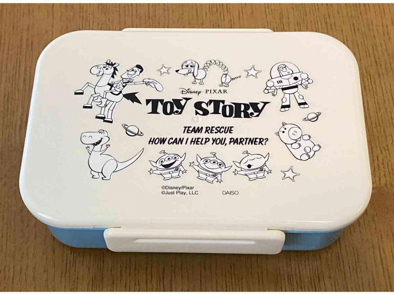 110円（税込）から購入できる圧倒的な安さ, 2.ダイソーのタッパーは容器の大きさ・種類も豊富で便利, 3.耐熱・耐冷性に優れさまざまな場面で使える, ダイソーのタッパーに関する良い口コミ, ダイソーのタッパーに関する悪い口コミ, 1.100均ダイソーのタッパー「楽ちんパックスクエア」は使い勝手抜群で洗いやすい！, 2.100均ダイソーのタッパー「レクタングルシール500」は密封性が優秀 , 3.100均ダイソーのタッパー「レクタングルシール1200」はおかず保存に便利な大きいサイズ , 4.100均ダイソーのタッパー「ガラスポット」は密閉に優れる, 5.100均ダイソーのタッパー「口の広いガラスポット」はピクルスに重宝 , 6.100均ダイソーのタッパー「キッチンフィット2クリア」は魚の温めに便利 , 7.100均ダイソーのタッパー「プチコンテナ」は細々とした食材の保存に！, 8.100均ダイソーのタッパー「レンジパック（エア弁付き）」はご飯の保存におすすめ, 9.100均ダイソーのタッパー「楽ちんパック浅型」は冷凍＆電子レンジOKの薄型タイプ , 10.100均ダイソーのタッパー「中身が見えるキャニスター」は透明度＆密封性◎, 11.100均ダイソーのタッパー「保存容器としても使えるお弁当箱」は液漏れしにくい！ , 12.100均ダイソーのタッパー「耐熱ガラス食器（正方形800ml）」はオーブンOK！カレーやキムチにも◎, 13.100均ダイソーのタッパー「クリアパック（300mL、3個）」は重ねられる！ , 14.100均ダイソーのタッパー「立てて置ける保存容器 小分け」, 15.100均ダイソーのタッパー「新鮮レンジパック、ロックタイプ（トイ・ストーリー）」はキャラクターデザインがかわいい, 16.100均ダイソーのタッパー「ミニパック角4P 100ml×4」は薄型ミニサイズの可愛い保存容器 , ダイソーでは底が深いタイプのタッパーもある？, ダイソーのタッパーの売り場はどこ？, ダイソーには電子レンジでパスタを作れるタッパーもある？, ダイソーでは洗いやすいタッパーはある？, ダイソーにはおにぎり用のタッパー・ケースもある？, ダイソーにはきゅうりの漬物を作れるタッパーもある？, ダイソーには折りたたみ可能なタッパーもある？