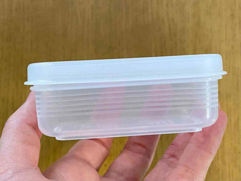 110円（税込）から購入できる圧倒的な安さ, 2.ダイソーのタッパーは容器の大きさ・種類も豊富で便利, 3.耐熱・耐冷性に優れさまざまな場面で使える, ダイソーのタッパーに関する良い口コミ, ダイソーのタッパーに関する悪い口コミ, 1.100均ダイソーのタッパー「楽ちんパックスクエア」は使い勝手抜群で洗いやすい！, 2.100均ダイソーのタッパー「レクタングルシール500」は密封性が優秀 , 3.100均ダイソーのタッパー「レクタングルシール1200」はおかず保存に便利な大きいサイズ , 4.100均ダイソーのタッパー「ガラスポット」は密閉に優れる, 5.100均ダイソーのタッパー「口の広いガラスポット」はピクルスに重宝 , 6.100均ダイソーのタッパー「キッチンフィット2クリア」は魚の温めに便利 , 7.100均ダイソーのタッパー「プチコンテナ」は細々とした食材の保存に！, 8.100均ダイソーのタッパー「レンジパック（エア弁付き）」はご飯の保存におすすめ, 9.100均ダイソーのタッパー「楽ちんパック浅型」は冷凍＆電子レンジOKの薄型タイプ , 10.100均ダイソーのタッパー「中身が見えるキャニスター」は透明度＆密封性◎, 11.100均ダイソーのタッパー「保存容器としても使えるお弁当箱」は液漏れしにくい！ , 12.100均ダイソーのタッパー「耐熱ガラス食器（正方形800ml）」はオーブンOK！カレーやキムチにも◎, 13.100均ダイソーのタッパー「クリアパック（300mL、3個）」は重ねられる！ , 14.100均ダイソーのタッパー「立てて置ける保存容器 小分け」, 15.100均ダイソーのタッパー「新鮮レンジパック、ロックタイプ（トイ・ストーリー）」はキャラクターデザインがかわいい, 16.100均ダイソーのタッパー「ミニパック角4P 100ml×4」は薄型ミニサイズの可愛い保存容器 , ダイソーでは底が深いタイプのタッパーもある？, ダイソーのタッパーの売り場はどこ？, ダイソーには電子レンジでパスタを作れるタッパーもある？, ダイソーでは洗いやすいタッパーはある？, ダイソーにはおにぎり用のタッパー・ケースもある？, ダイソーにはきゅうりの漬物を作れるタッパーもある？, ダイソーには折りたたみ可能なタッパーもある？