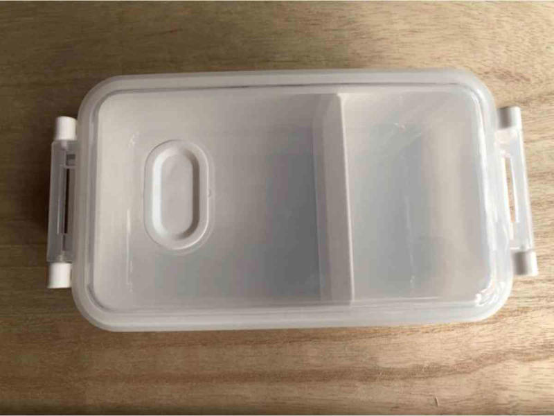 110円（税込）から購入できる圧倒的な安さ, 2.ダイソーのタッパーは容器の大きさ・種類も豊富で便利, 3.耐熱・耐冷性に優れさまざまな場面で使える, ダイソーのタッパーに関する良い口コミ, ダイソーのタッパーに関する悪い口コミ, 1.100均ダイソーのタッパー「楽ちんパックスクエア」は使い勝手抜群で洗いやすい！, 2.100均ダイソーのタッパー「レクタングルシール500」は密封性が優秀 , 3.100均ダイソーのタッパー「レクタングルシール1200」はおかず保存に便利な大きいサイズ , 4.100均ダイソーのタッパー「ガラスポット」は密閉に優れる, 5.100均ダイソーのタッパー「口の広いガラスポット」はピクルスに重宝 , 6.100均ダイソーのタッパー「キッチンフィット2クリア」は魚の温めに便利 , 7.100均ダイソーのタッパー「プチコンテナ」は細々とした食材の保存に！, 8.100均ダイソーのタッパー「レンジパック（エア弁付き）」はご飯の保存におすすめ, 9.100均ダイソーのタッパー「楽ちんパック浅型」は冷凍＆電子レンジOKの薄型タイプ , 10.100均ダイソーのタッパー「中身が見えるキャニスター」は透明度＆密封性◎, 11.100均ダイソーのタッパー「保存容器としても使えるお弁当箱」は液漏れしにくい！ , 12.100均ダイソーのタッパー「耐熱ガラス食器（正方形800ml）」はオーブンOK！カレーやキムチにも◎, 13.100均ダイソーのタッパー「クリアパック（300mL、3個）」は重ねられる！ , 14.100均ダイソーのタッパー「立てて置ける保存容器 小分け」, 15.100均ダイソーのタッパー「新鮮レンジパック、ロックタイプ（トイ・ストーリー）」はキャラクターデザインがかわいい, 16.100均ダイソーのタッパー「ミニパック角4P 100ml×4」は薄型ミニサイズの可愛い保存容器 , ダイソーでは底が深いタイプのタッパーもある？, ダイソーのタッパーの売り場はどこ？, ダイソーには電子レンジでパスタを作れるタッパーもある？, ダイソーでは洗いやすいタッパーはある？, ダイソーにはおにぎり用のタッパー・ケースもある？, ダイソーにはきゅうりの漬物を作れるタッパーもある？, ダイソーには折りたたみ可能なタッパーもある？